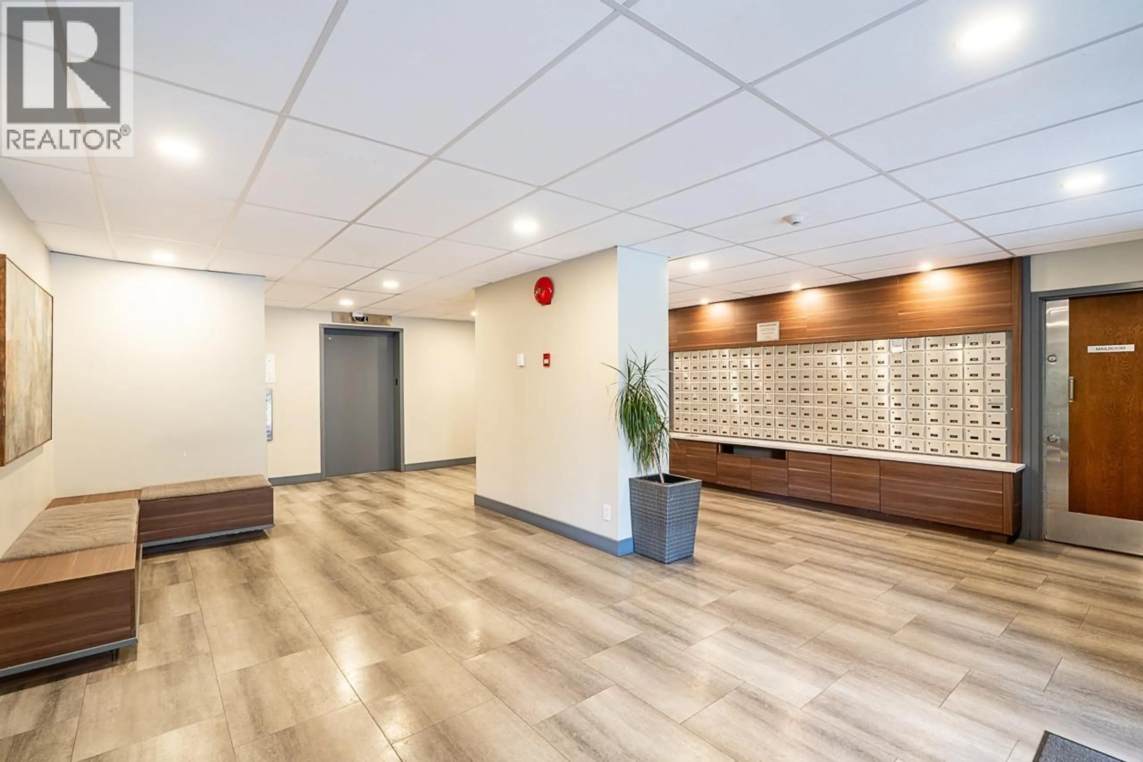 Indoor foyer for 1408 - 9521 CARDSTON COURT, Burnaby British Columbia V3N4R8