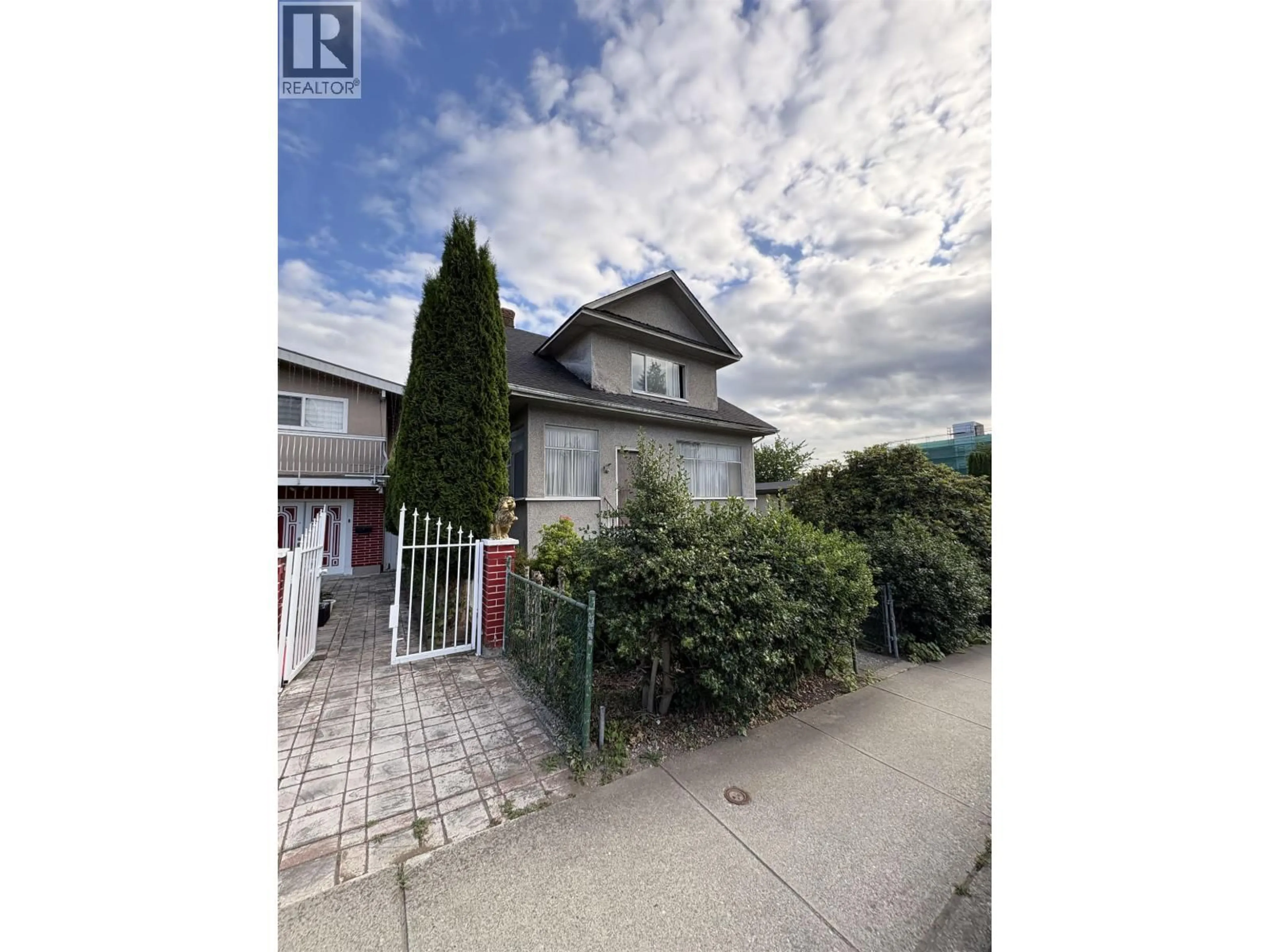 A pic from outside/outdoor area/front of a property/back of a property/a pic from drone, street for 676 KING EDWARD AVENUE, Vancouver British Columbia V5V2C9