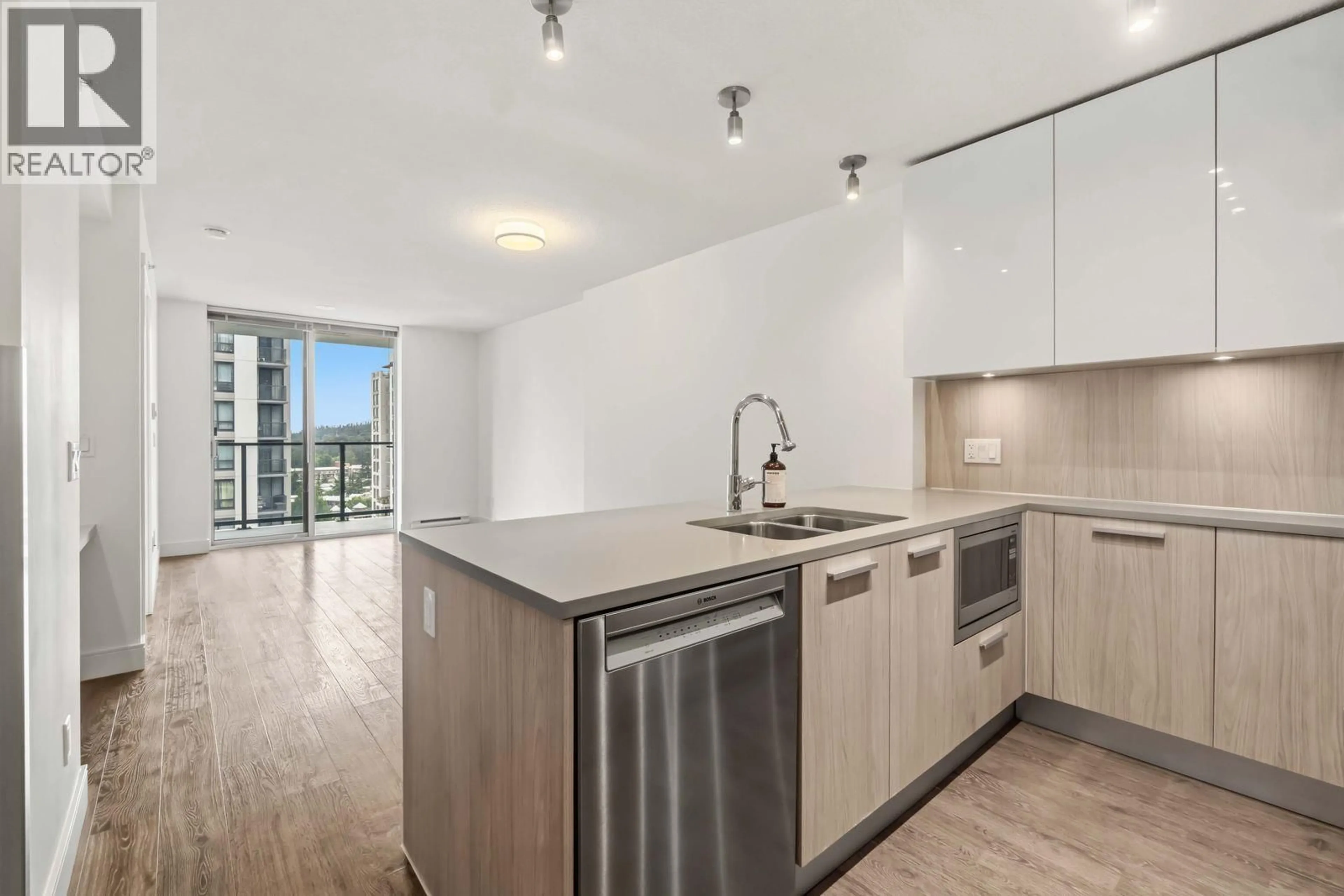 Standard kitchen, unknown for 1608 - 3007 GLEN DRIVE, Coquitlam British Columbia V3B0L8