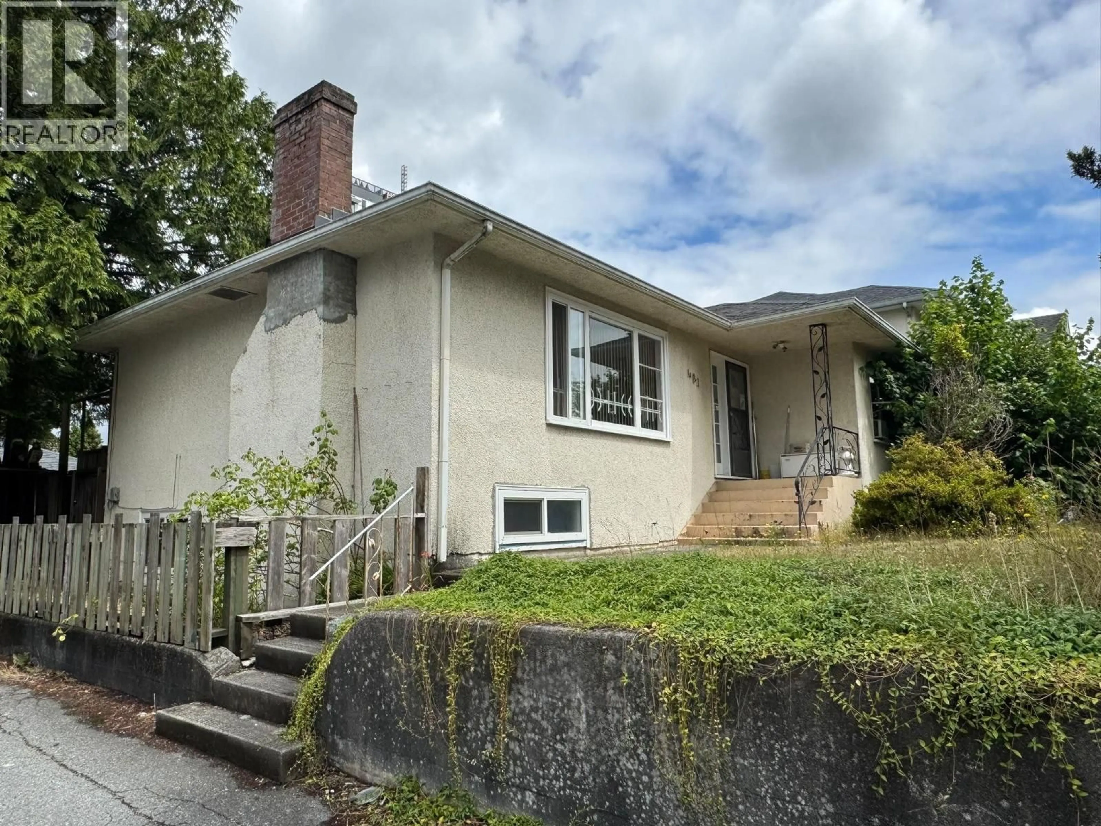 Home with vinyl exterior material, street for 481 40TH AVENUE, Vancouver British Columbia V5Y2R5