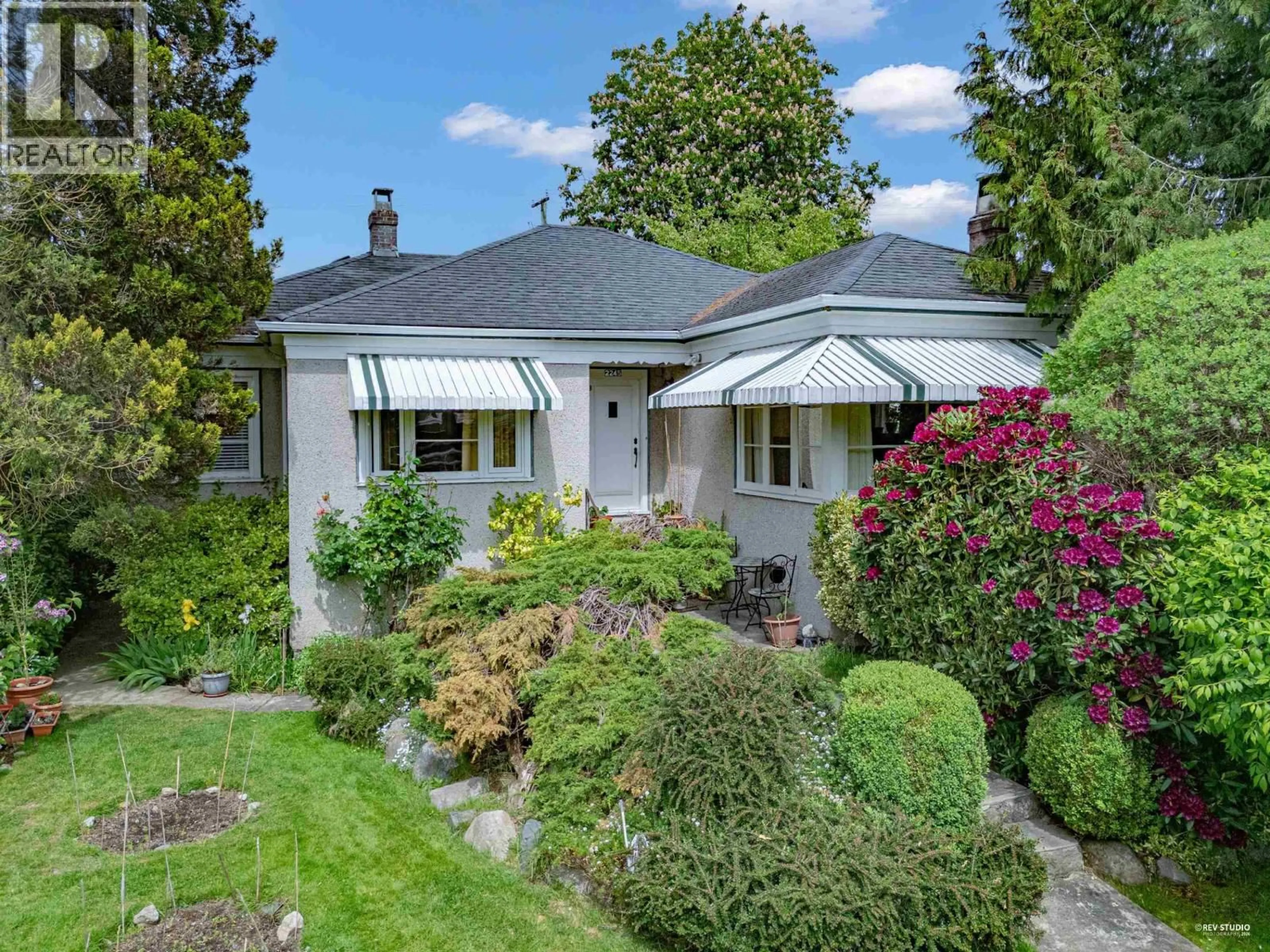 A pic from outside/outdoor area/front of a property/back of a property/a pic from drone, street for 2245 22ND AVENUE, Vancouver British Columbia V6L1L6