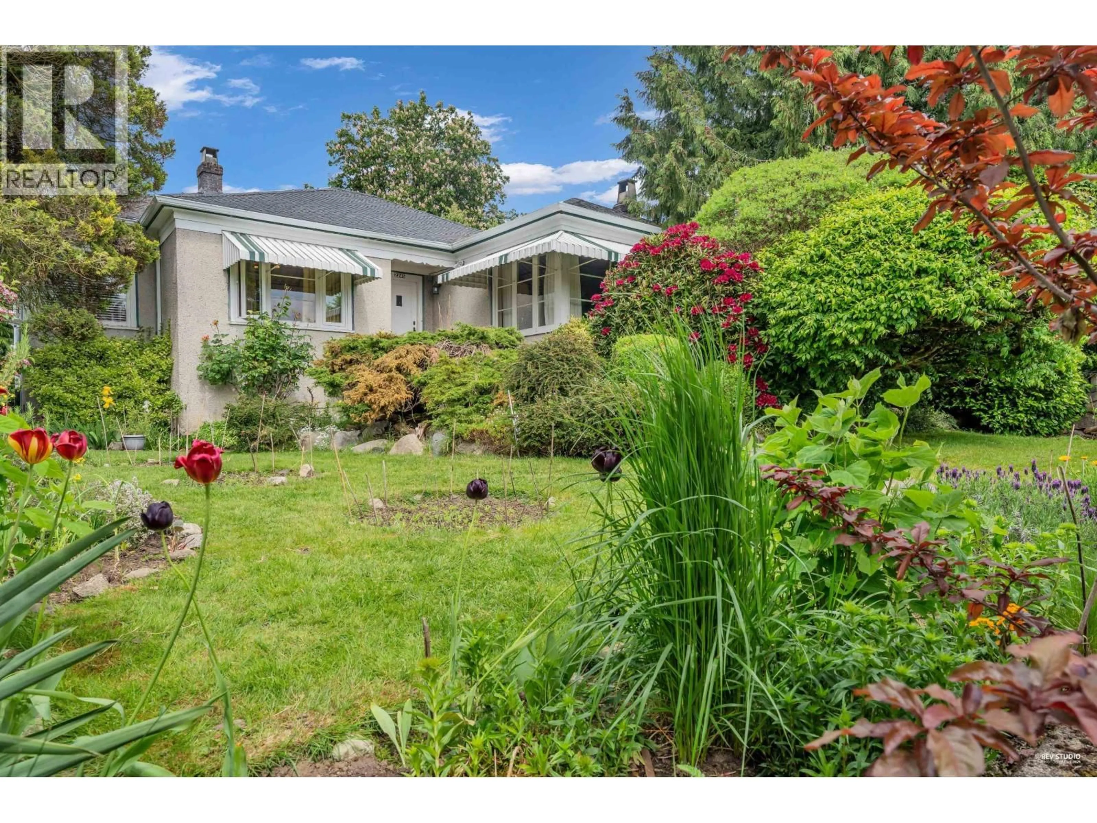 A pic from outside/outdoor area/front of a property/back of a property/a pic from drone, street for 2245 22ND AVENUE, Vancouver British Columbia V6L1L6