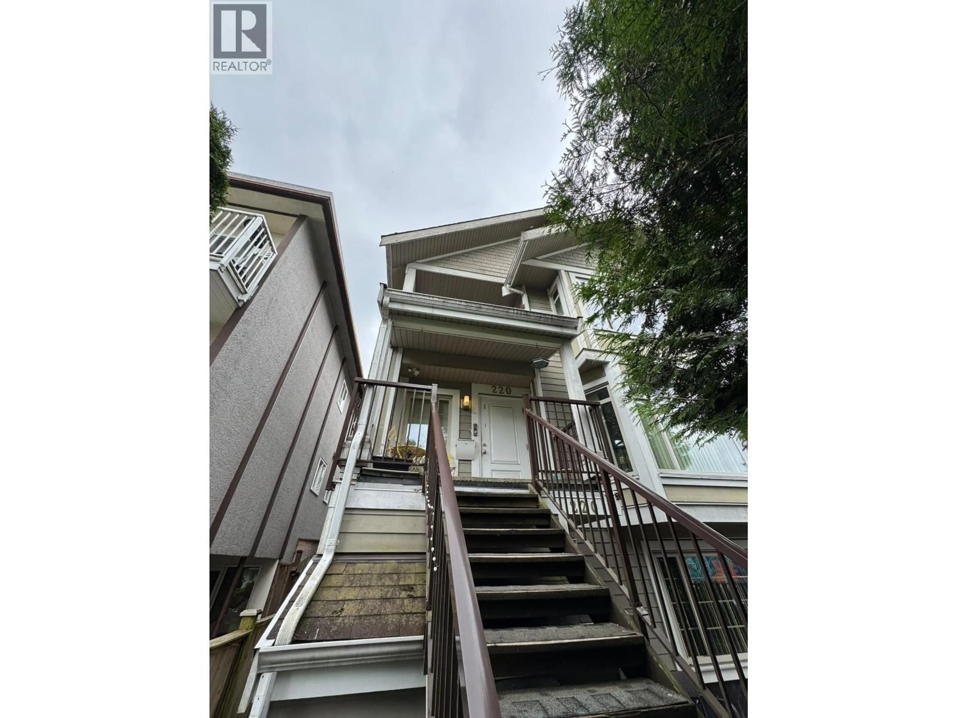 Stairs for 220 15TH AVENUE, Vancouver British Columbia V5T2P9