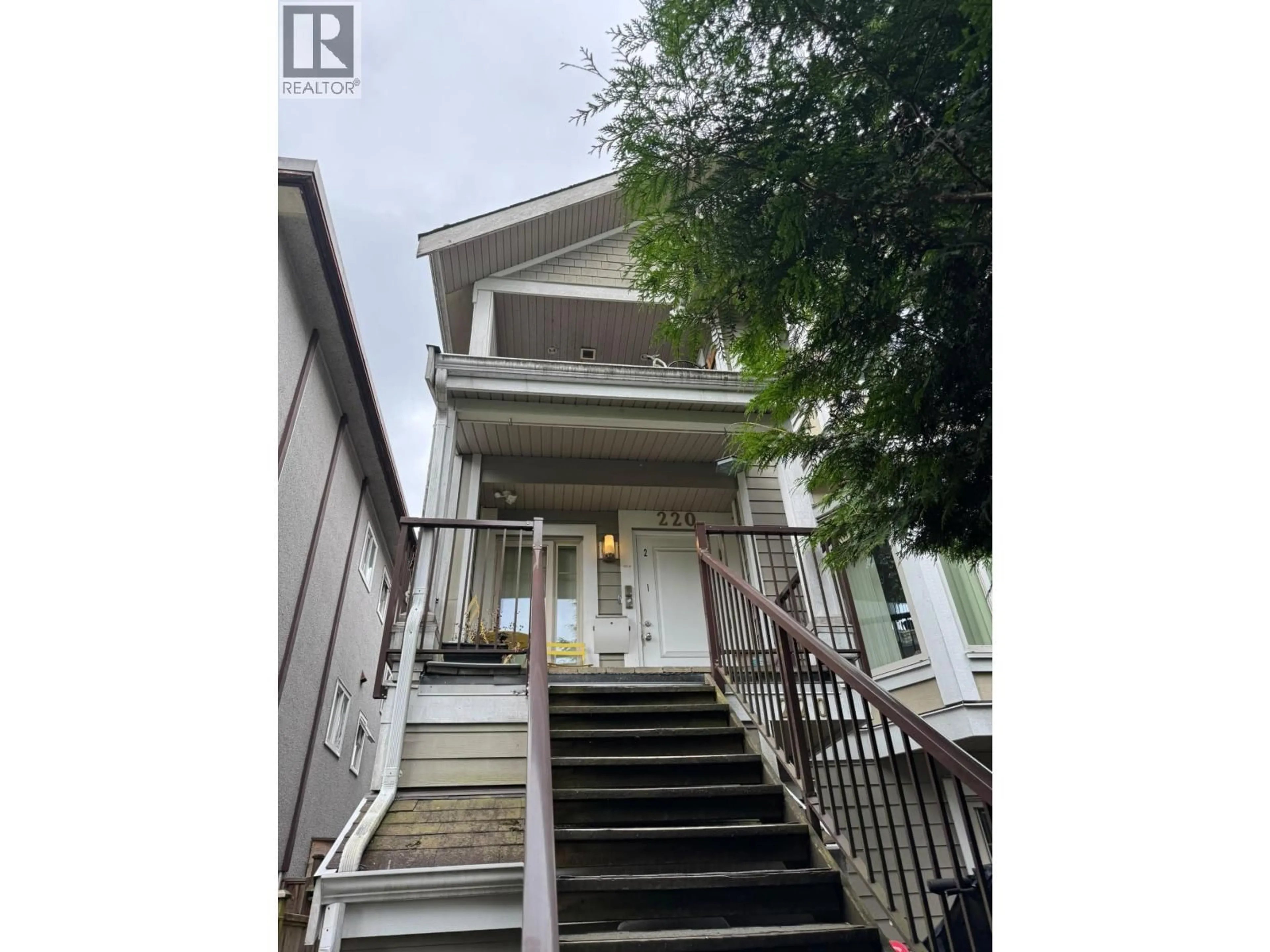 Stairs for 220 15TH AVENUE, Vancouver British Columbia V5T2P9
