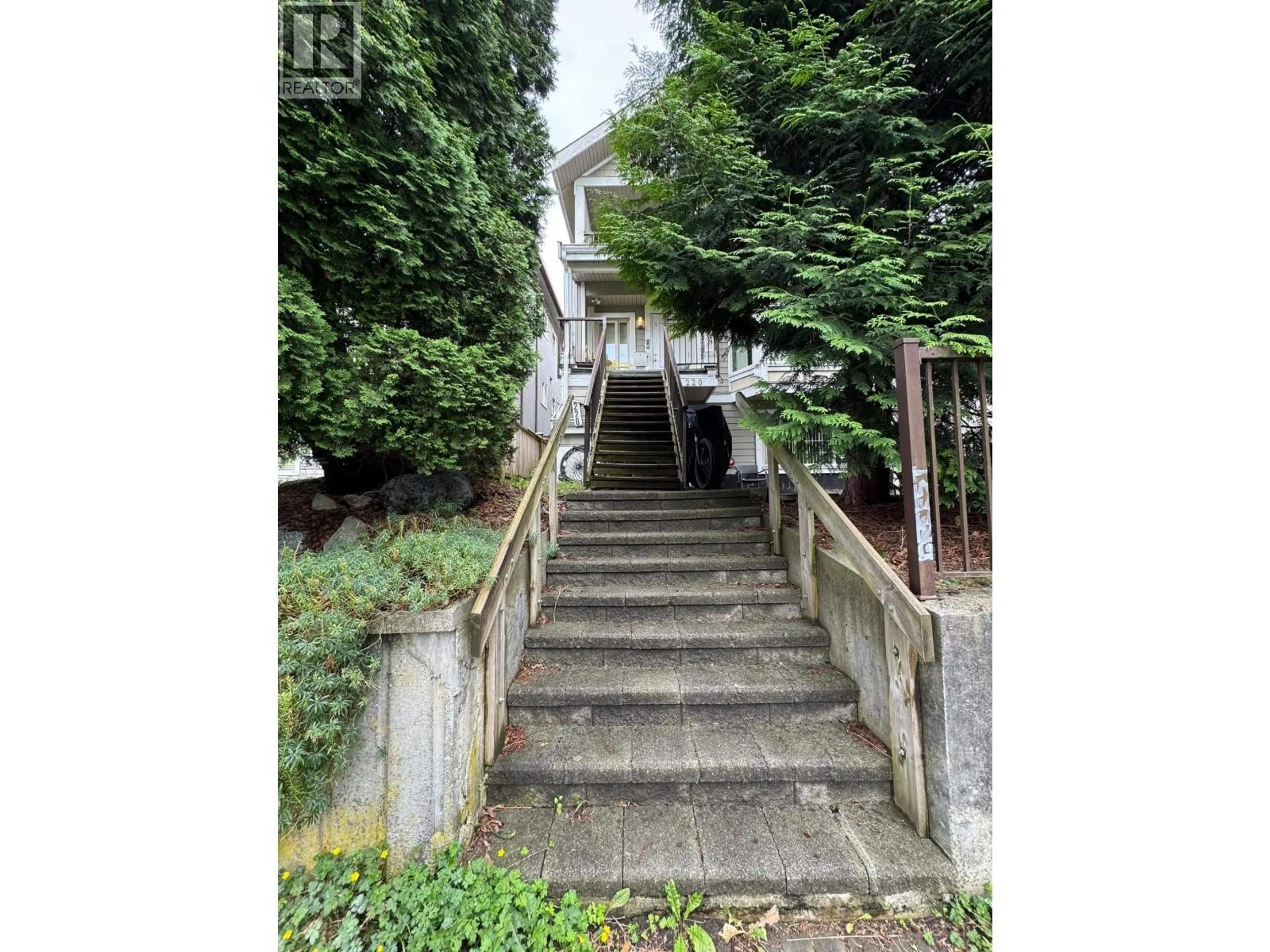 Stairs for 220 15TH AVENUE, Vancouver British Columbia V5T2P9