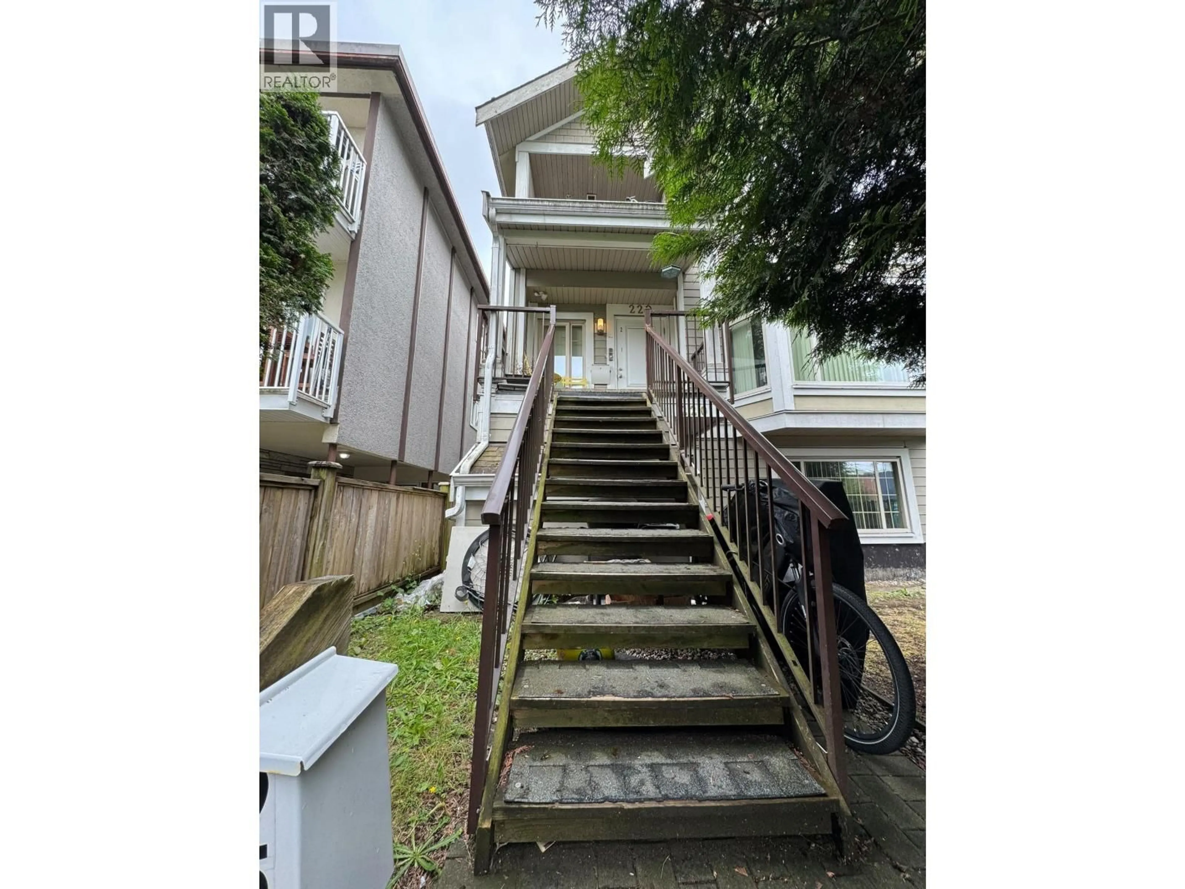 Stairs for 220 15TH AVENUE, Vancouver British Columbia V5T2P9