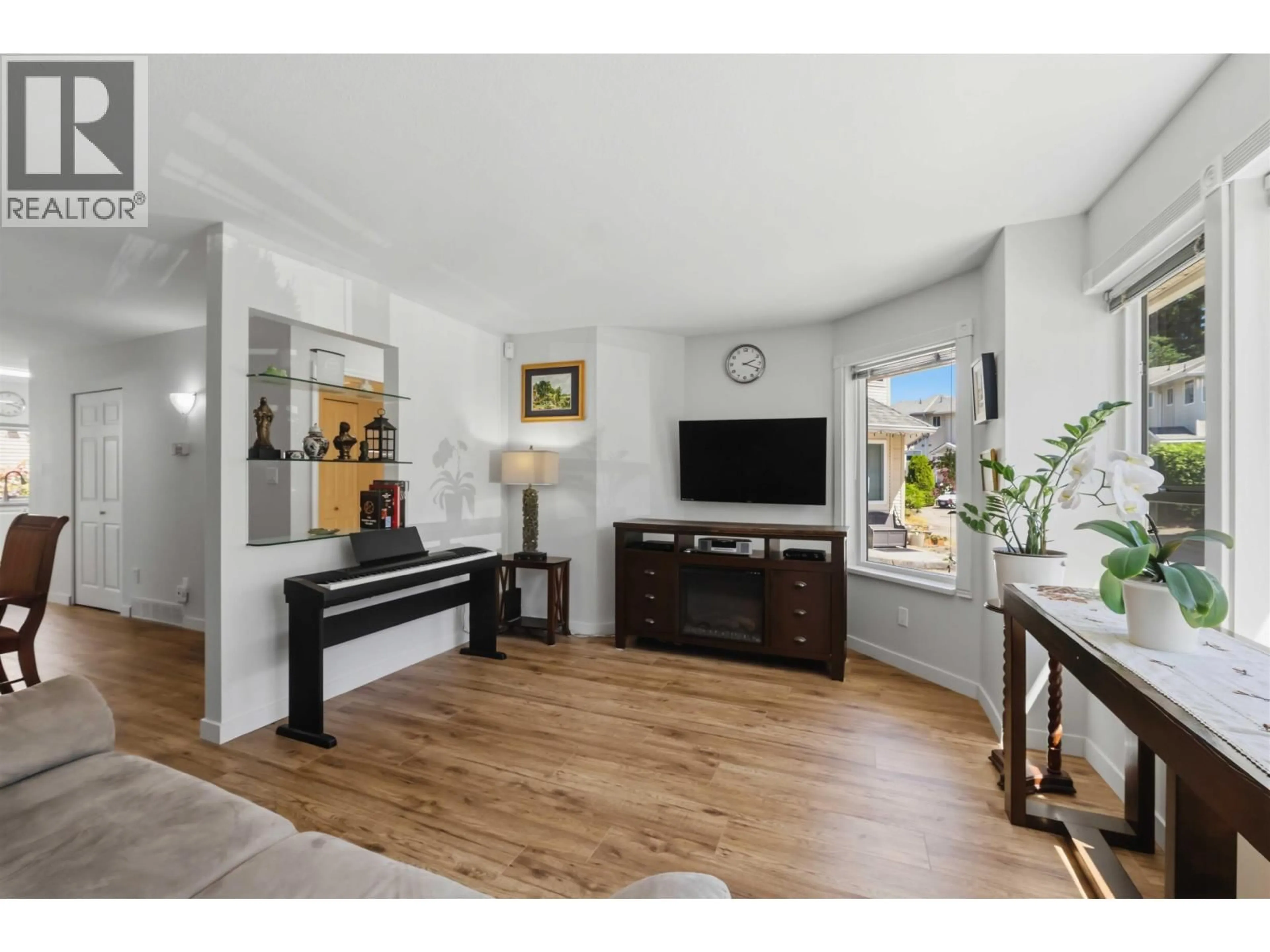 Living room with furniture, wood/laminate floor for 6 - 19236 119 AVENUE, Pitt Meadows British Columbia V3Y2E8