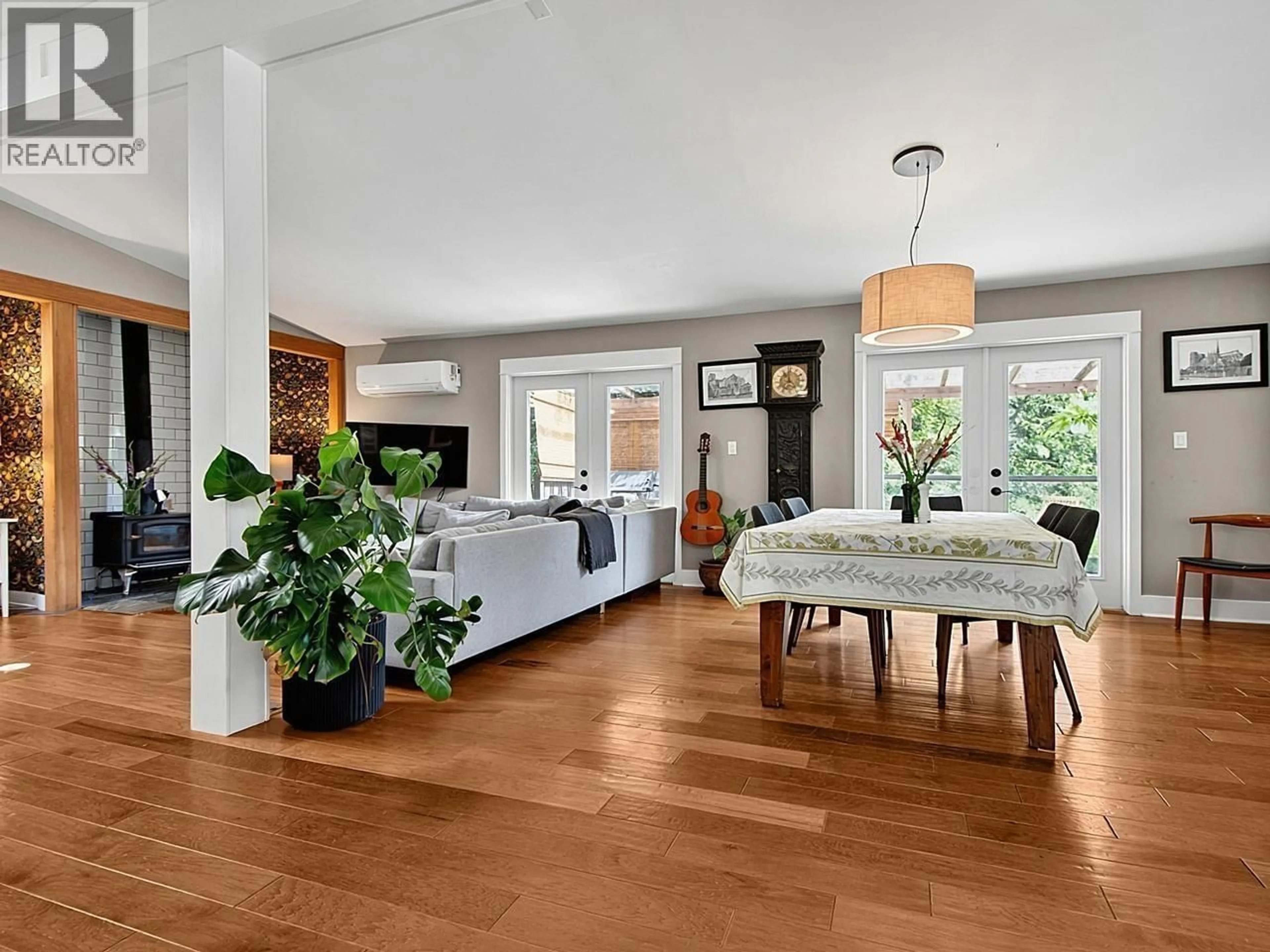 Living room with furniture, wood/laminate floor for 1211 MILLER ROAD, Bowen Island British Columbia V0N1G1
