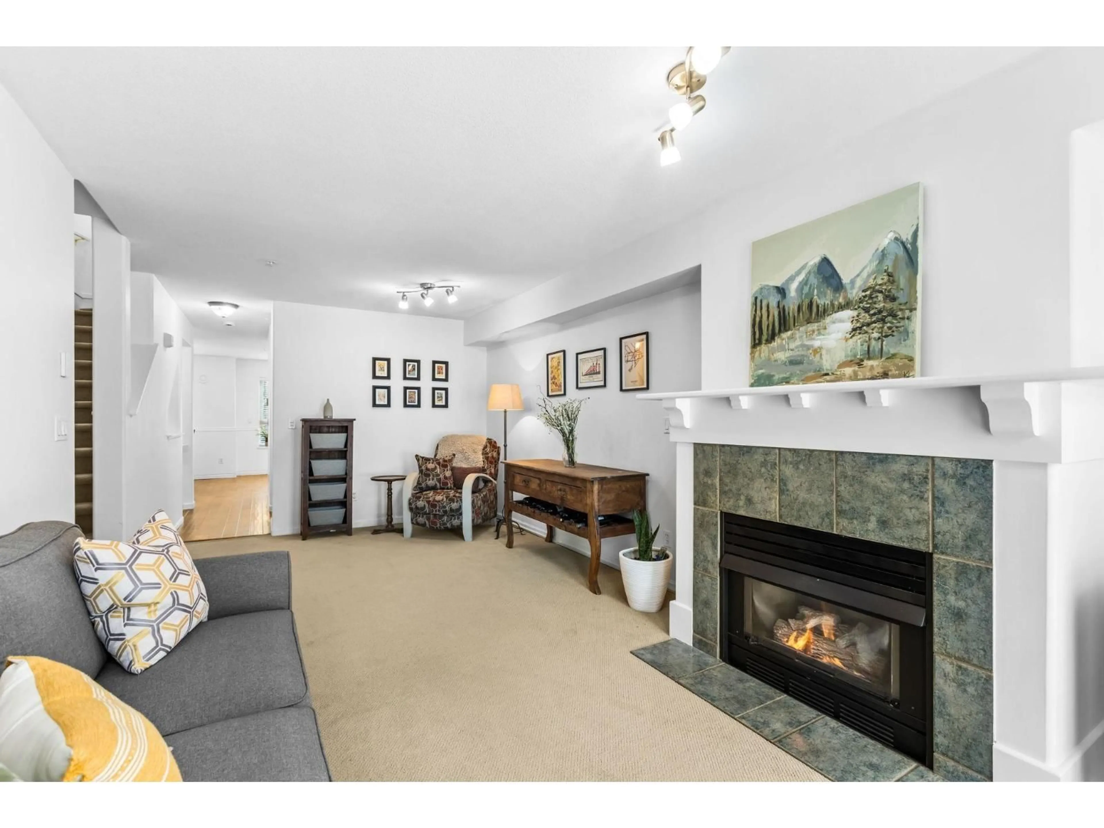 Living room with furniture, unknown for 4 - 8930 WALNUT GROVE DRIVE, Langley British Columbia V1M3K2