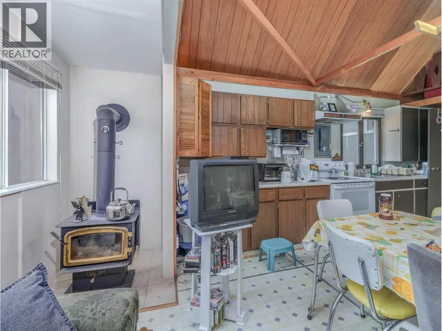 920 GREEN LAKE ROAD, 100 Mile House 5