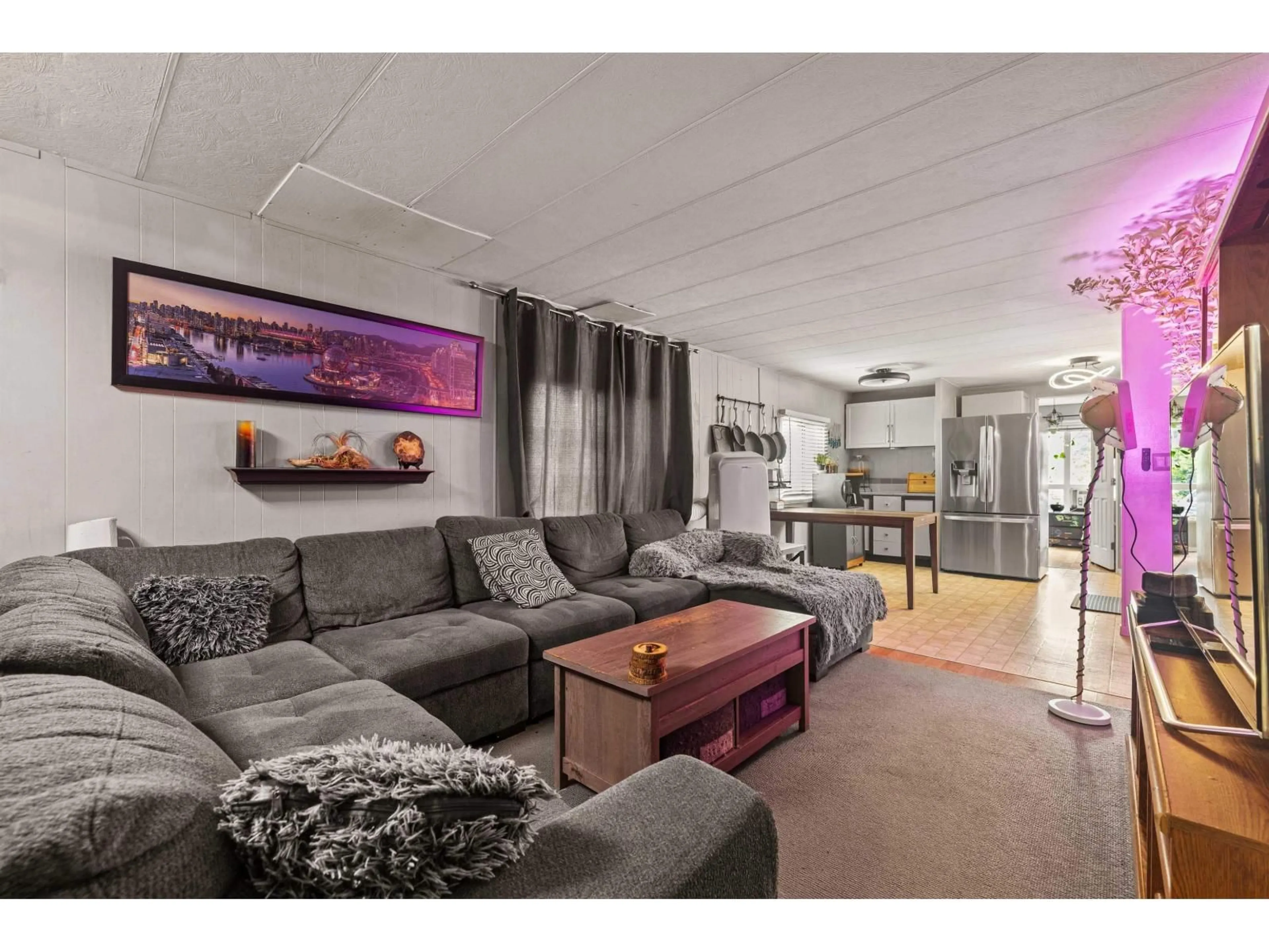 Living room with furniture, wood/laminate floor for 82 - 5742 UNSWORTH ROAD, Chilliwack British Columbia V2R1B2