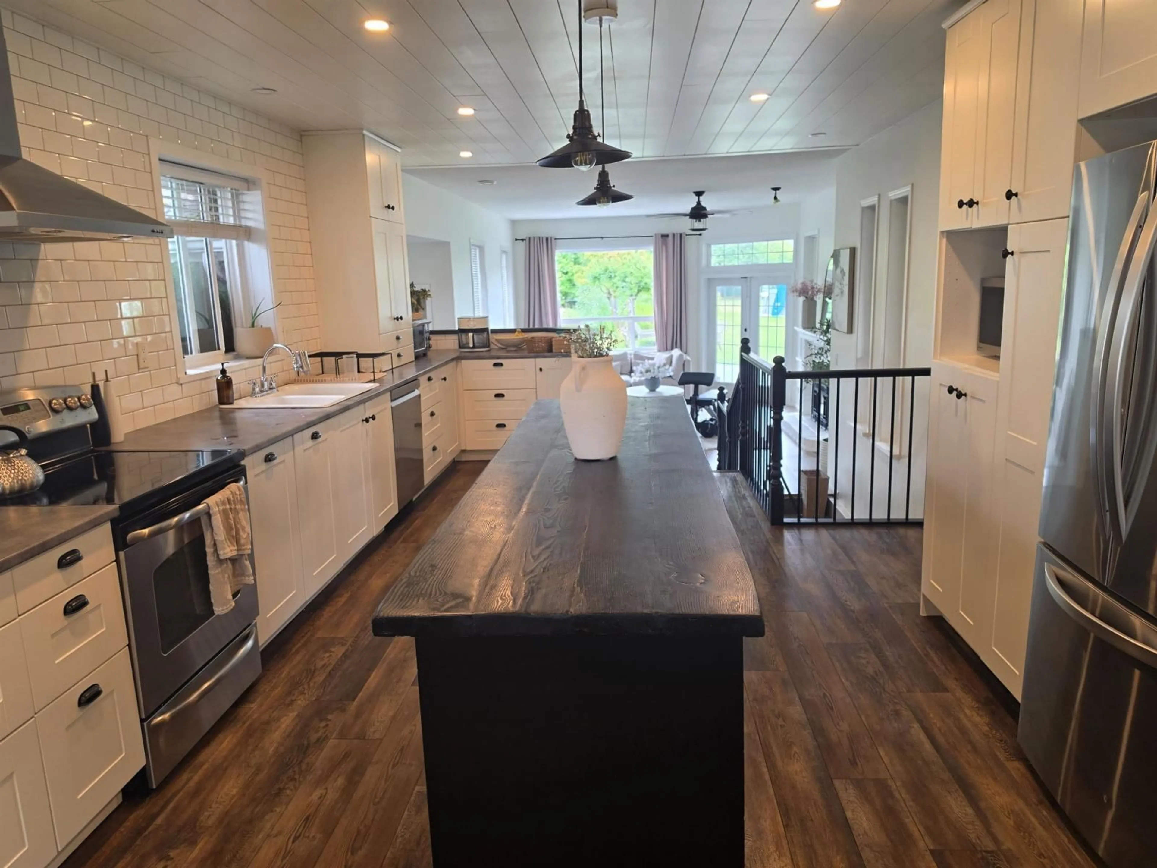 Open concept kitchen, wood/laminate floor for 672 COLUMBIA STREET, Abbotsford British Columbia V2T5X6