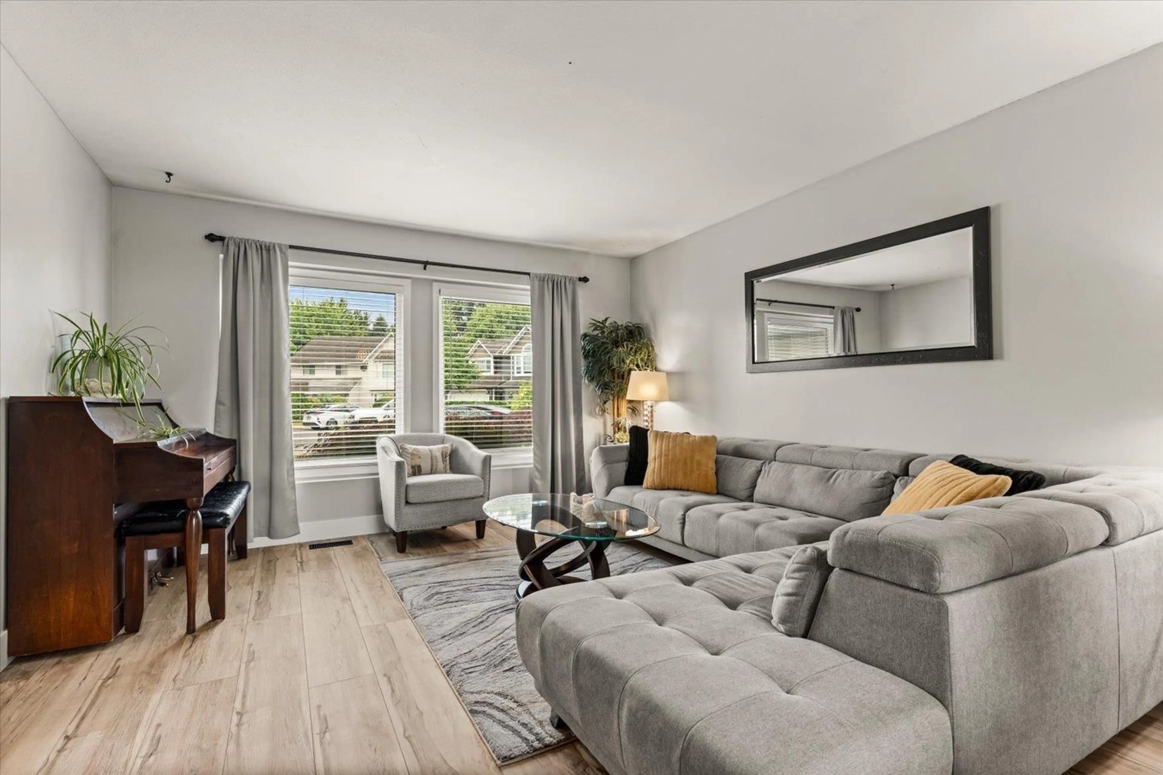 Living room with furniture, unknown for 44756 LANCASTER DRIVE, Chilliwack British Columbia V2R3B8