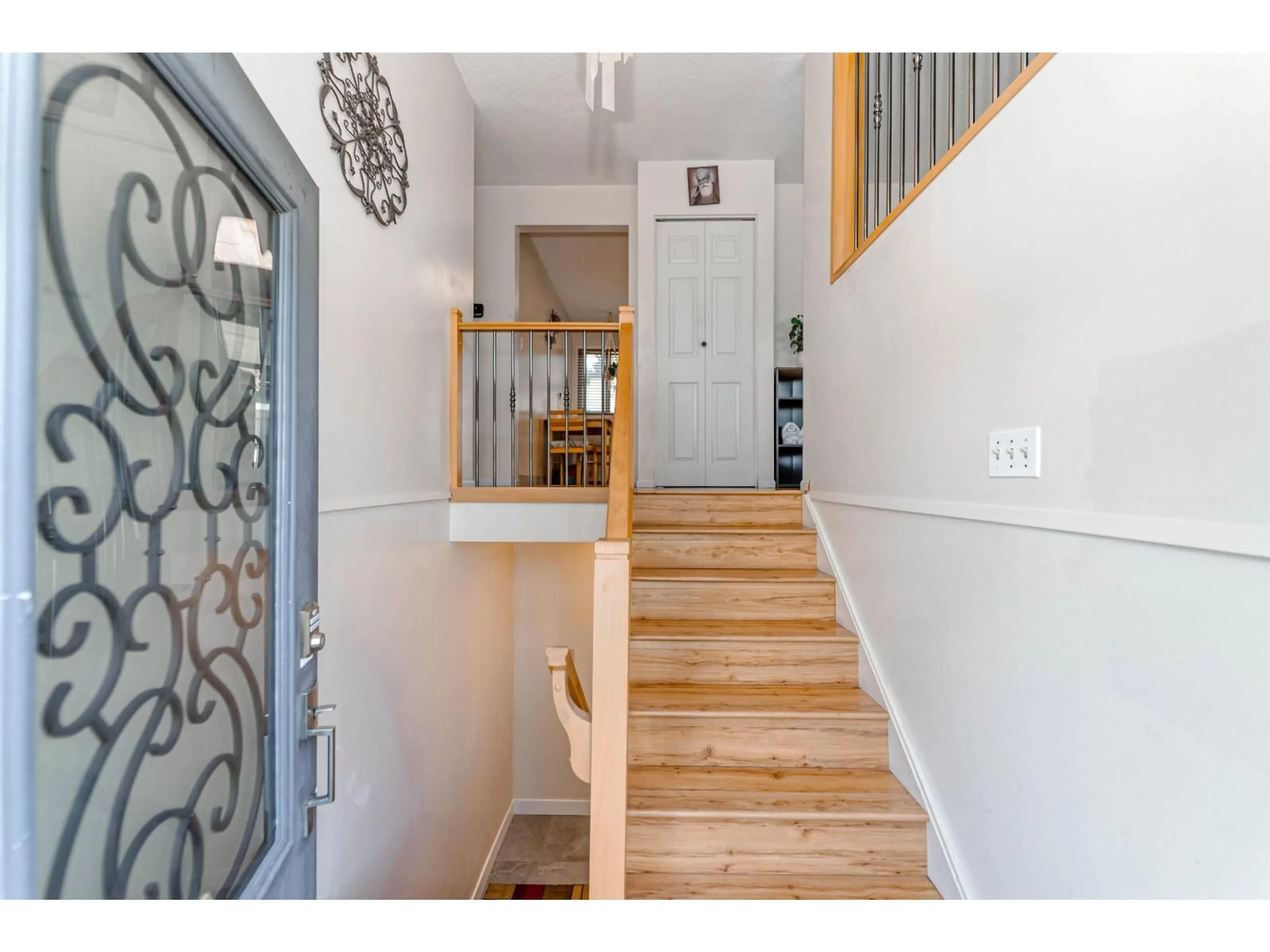 Indoor entryway for 2104 BAKERVIEW STREET, Abbotsford British Columbia V2T3B1