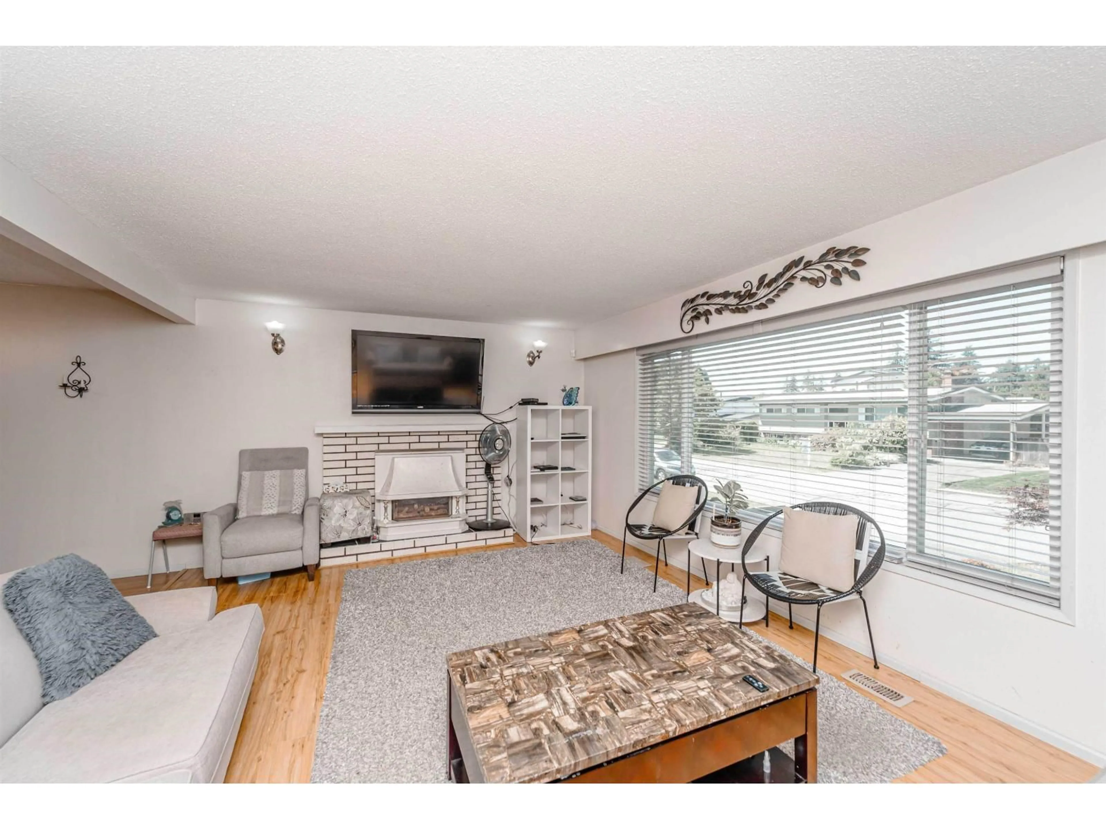 Living room with furniture, unknown for 2104 BAKERVIEW STREET, Abbotsford British Columbia V2T3B1