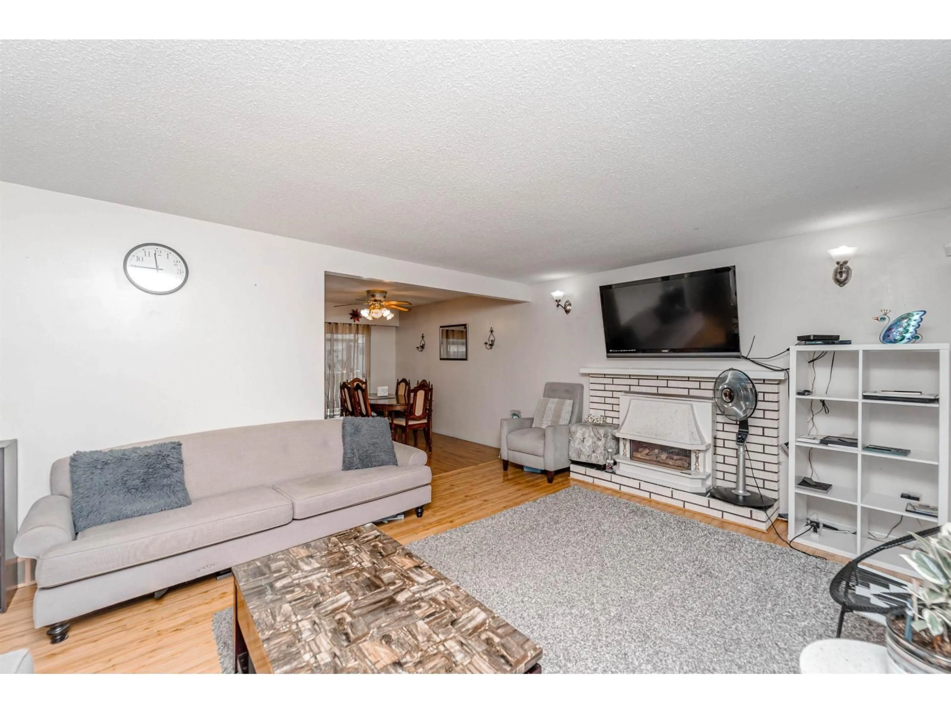 Living room with furniture, unknown for 2104 BAKERVIEW STREET, Abbotsford British Columbia V2T3B1