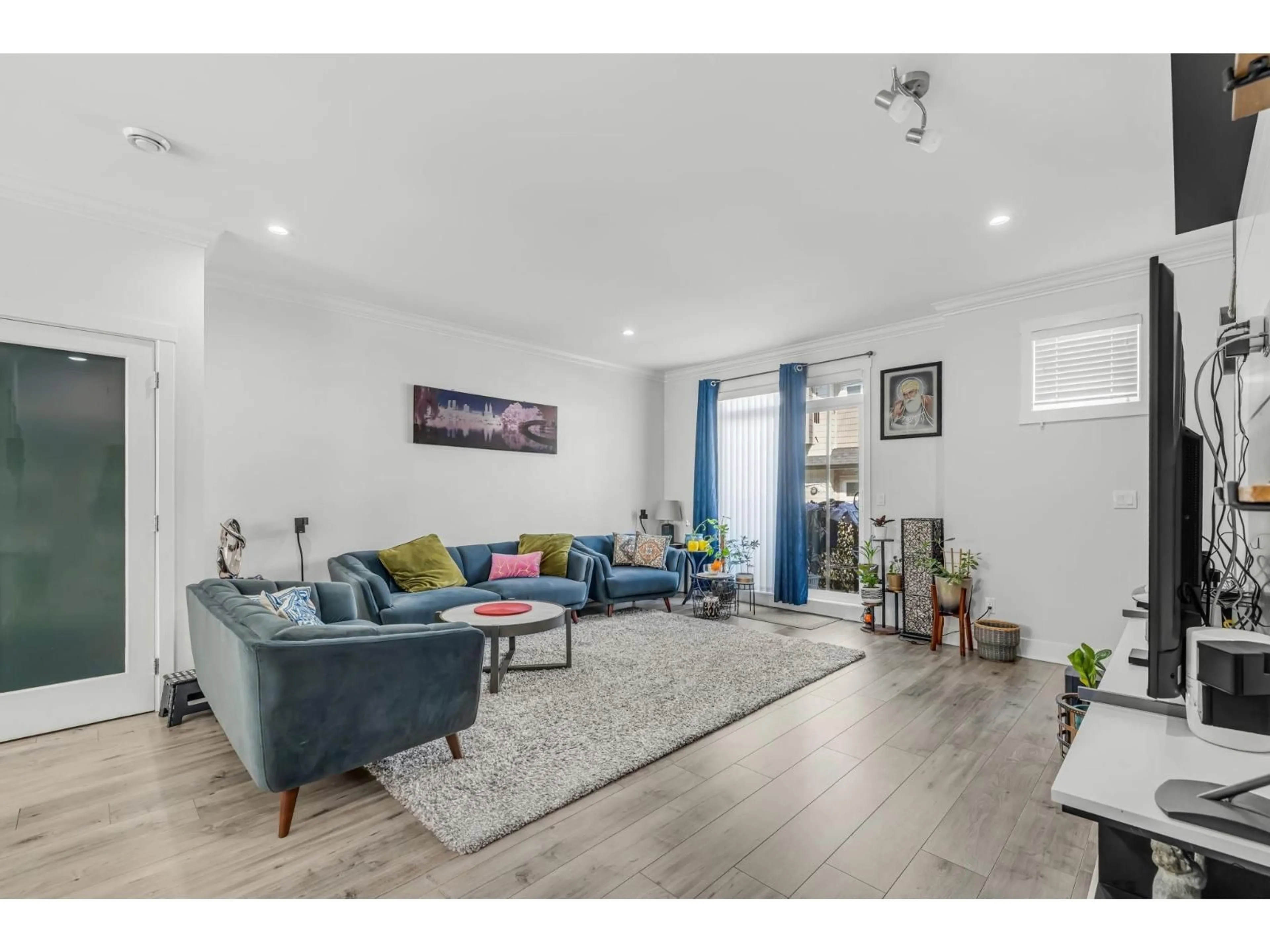 Living room with furniture, wood/laminate floor for 53 - 13898 64 AVENUE, Surrey British Columbia V3W1L6