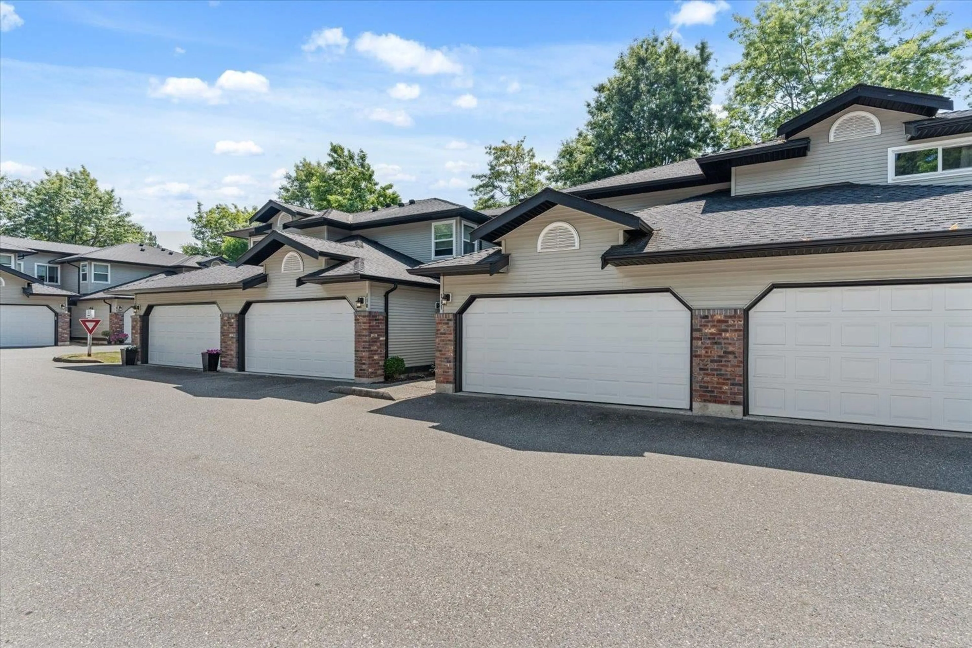 Indoor garage for 111 - 36060 OLD YALE ROAD, Abbotsford British Columbia V3G2E9