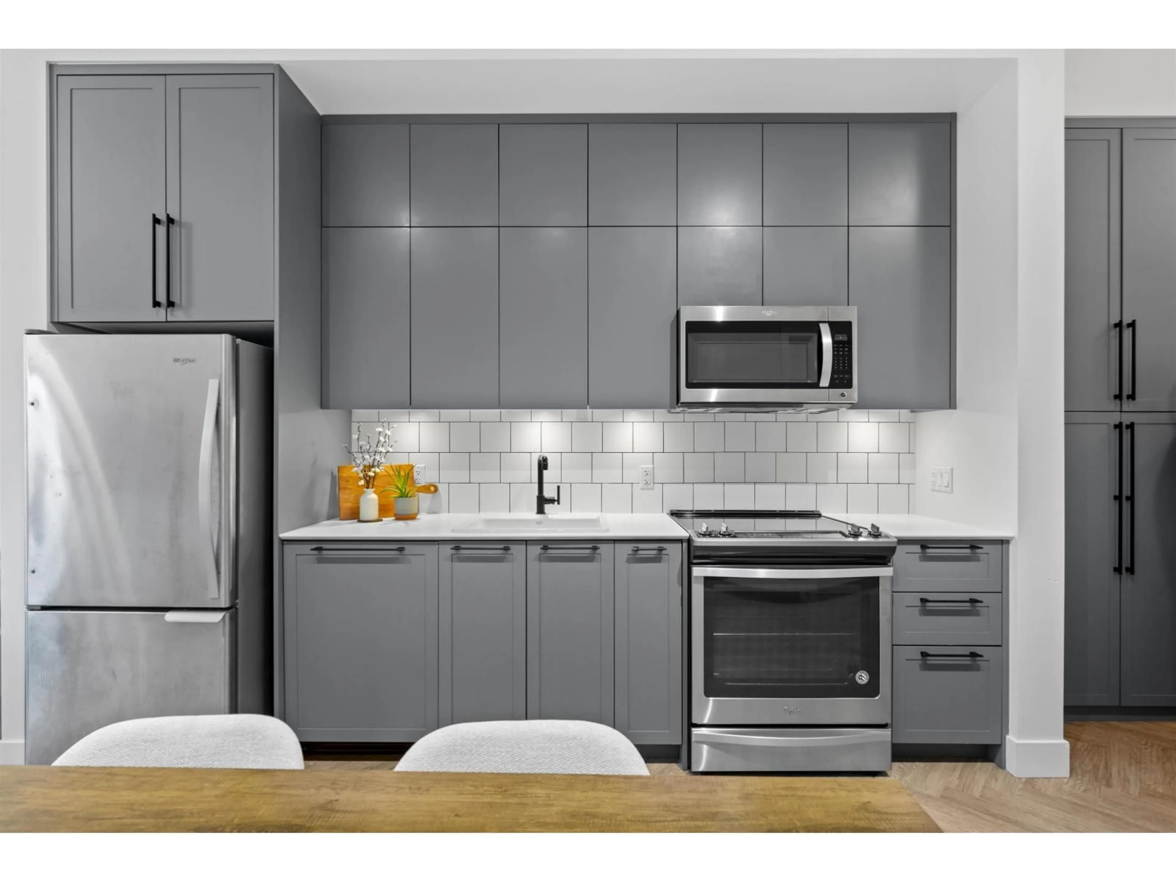 Standard kitchen, unknown for 425 - 14968 101A AVENUE, Surrey British Columbia V3R0E8