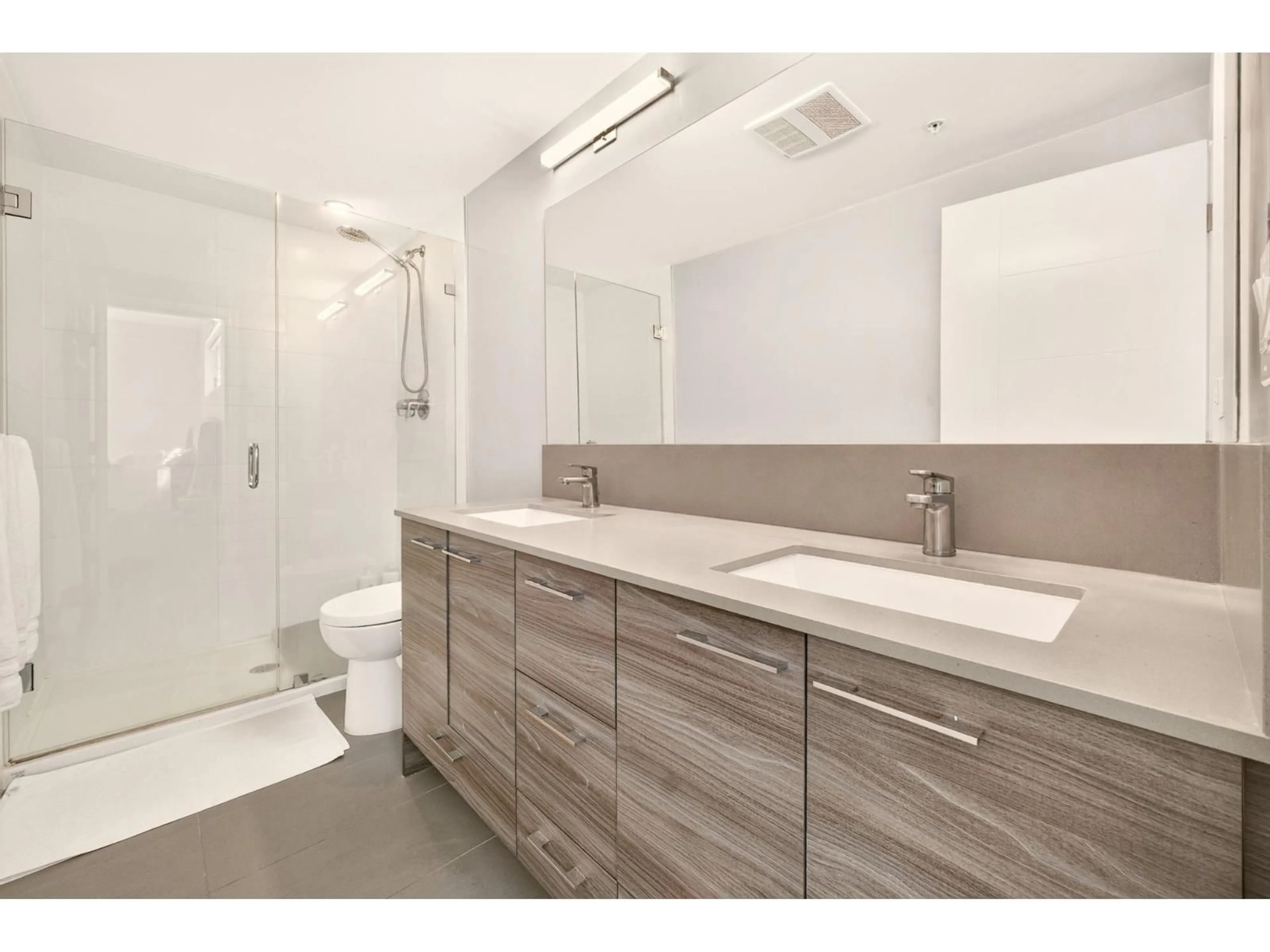 Contemporary bathroom, ceramic/tile floor for 312 - 10603 140 STREET, Surrey British Columbia V3T0M8