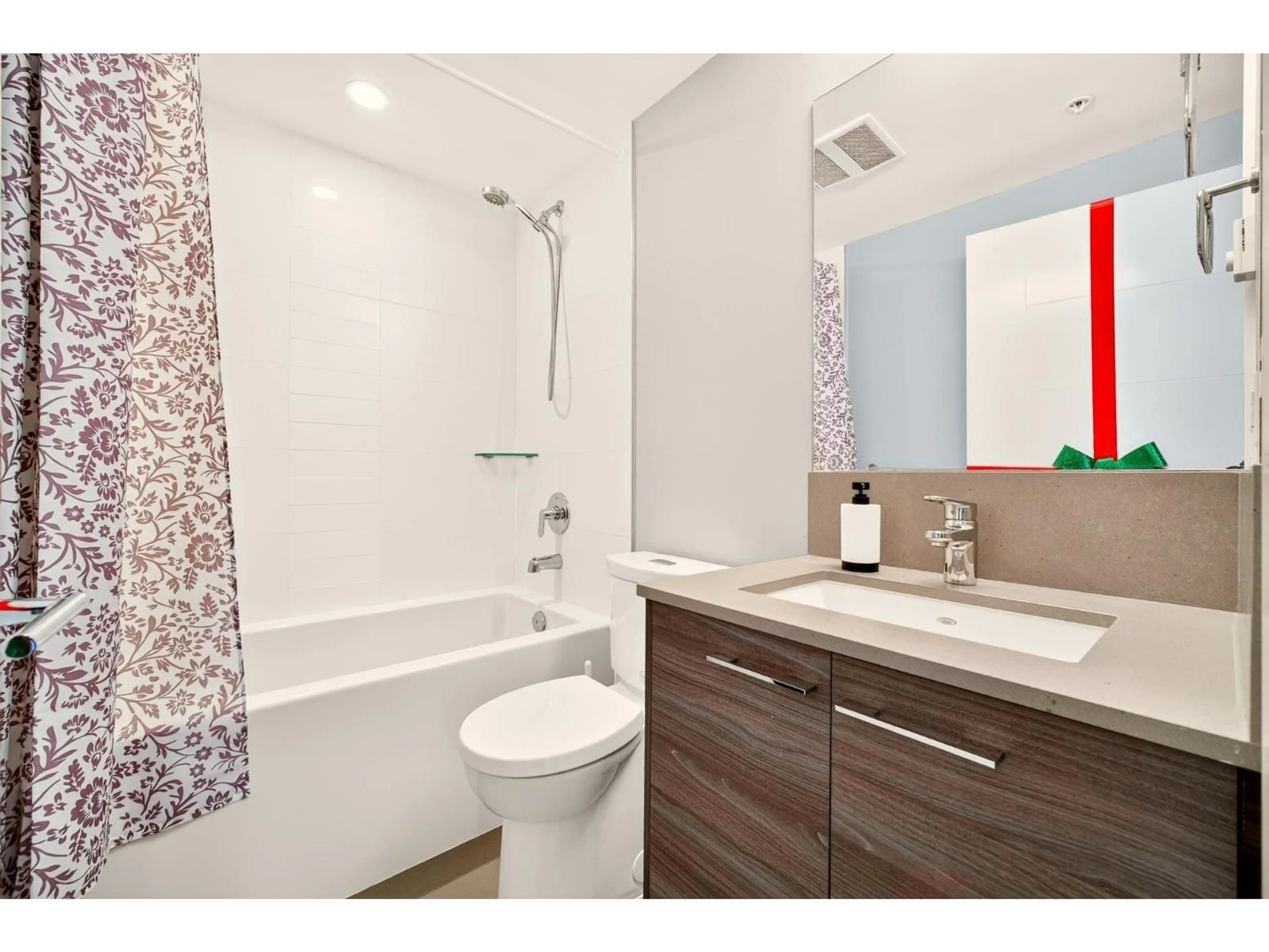 Standard bathroom, ceramic/tile floor for 312 - 10603 140 STREET, Surrey British Columbia V3T0M8