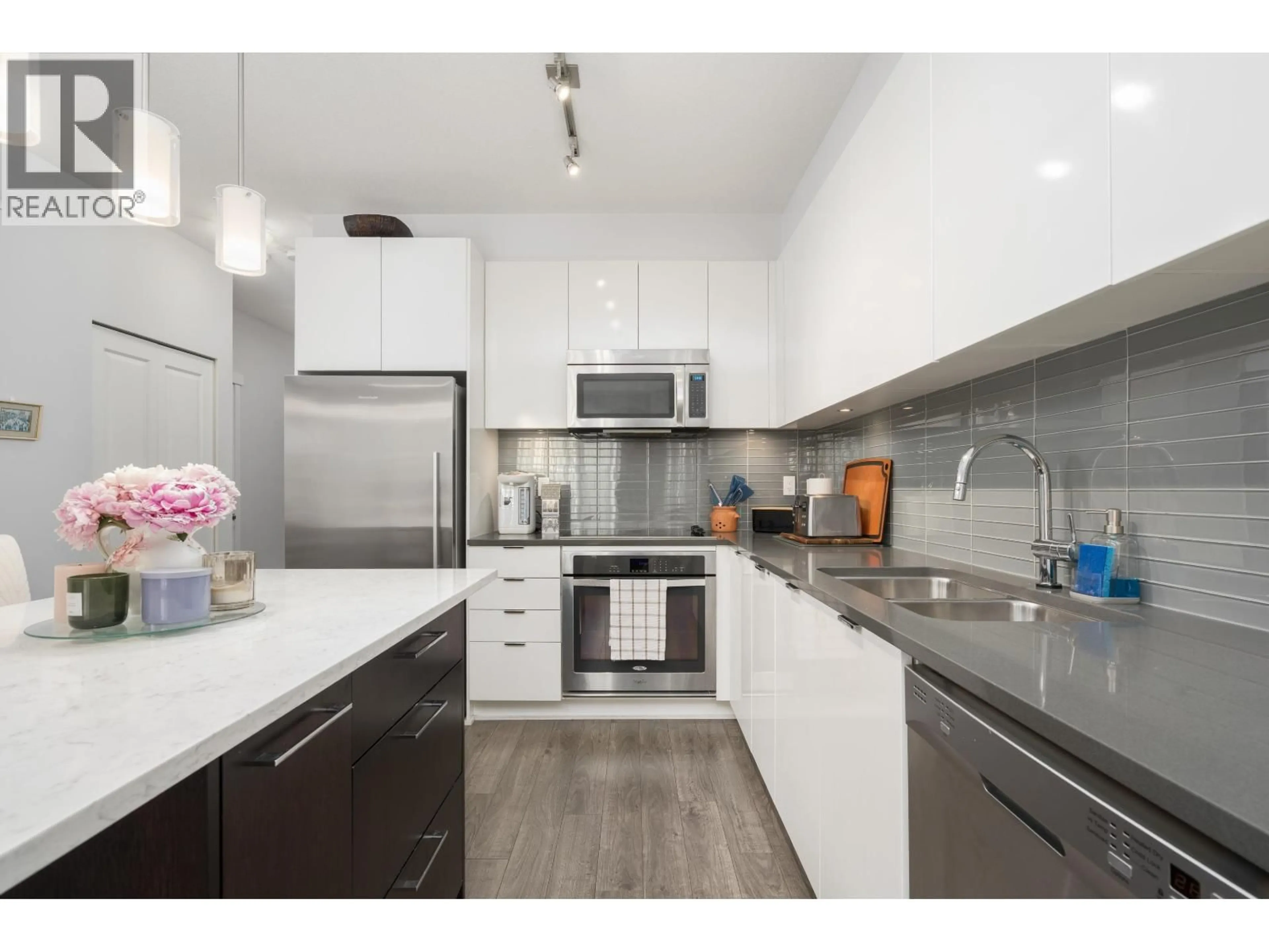 Open concept kitchen, wood/laminate floor for 417 - 2665 MOUNTAIN HIGHWAY, North Vancouver British Columbia V7J0A8