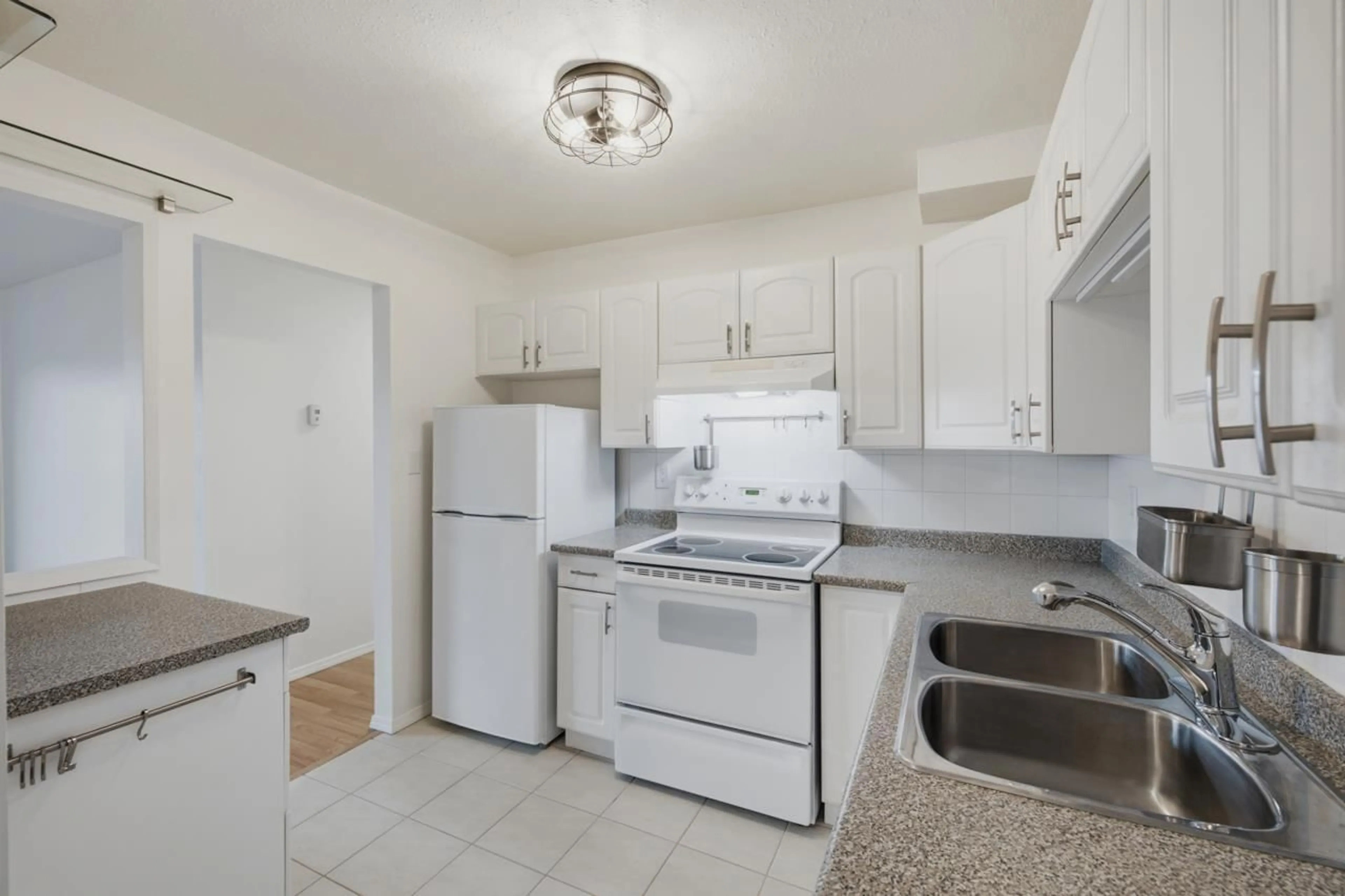 Standard kitchen, ceramic/tile floor for 108 - 32119 OLD YALE ROAD, Abbotsford British Columbia V2T2C8