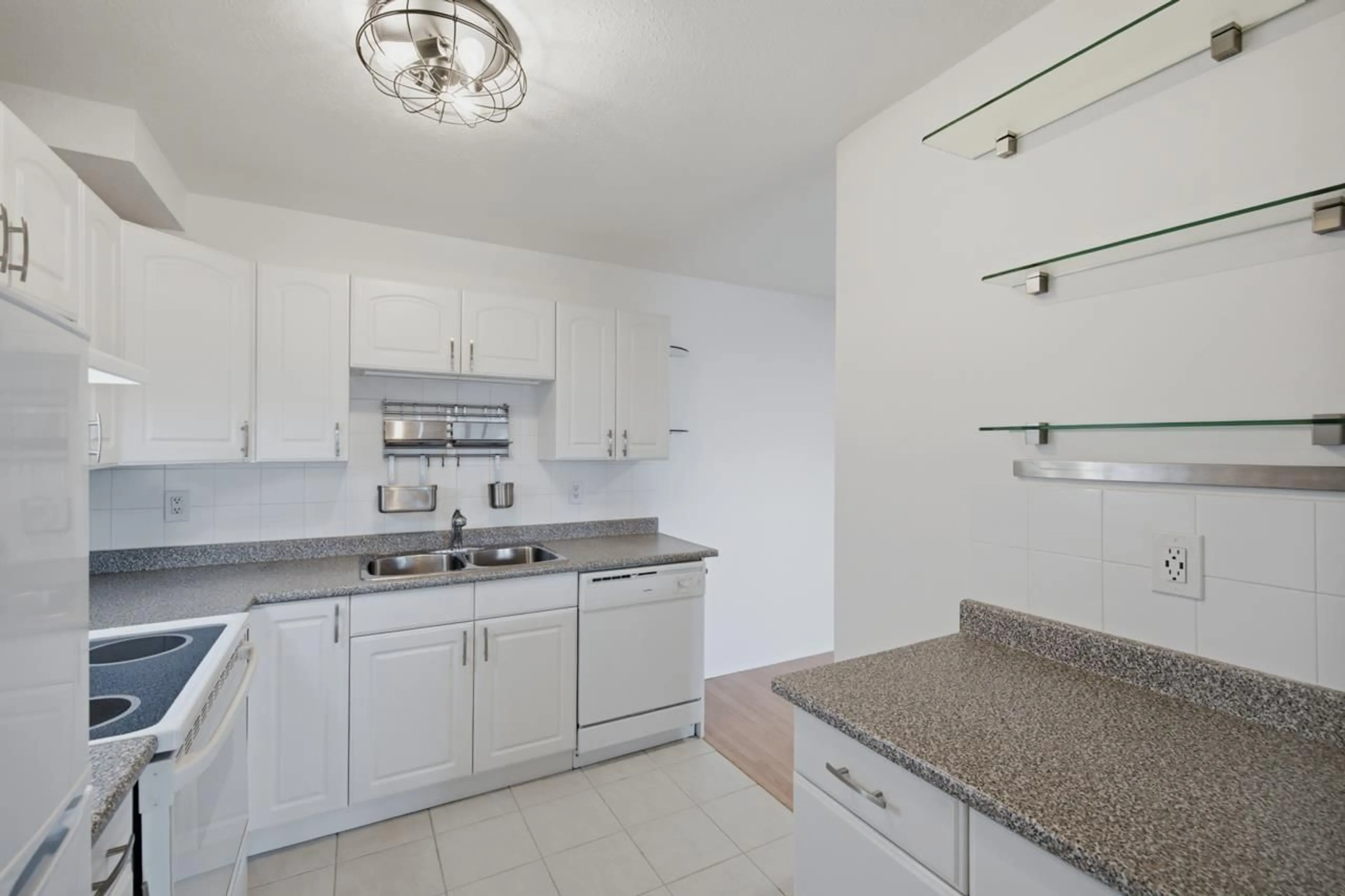 Standard kitchen, ceramic/tile floor for 108 - 32119 OLD YALE ROAD, Abbotsford British Columbia V2T2C8