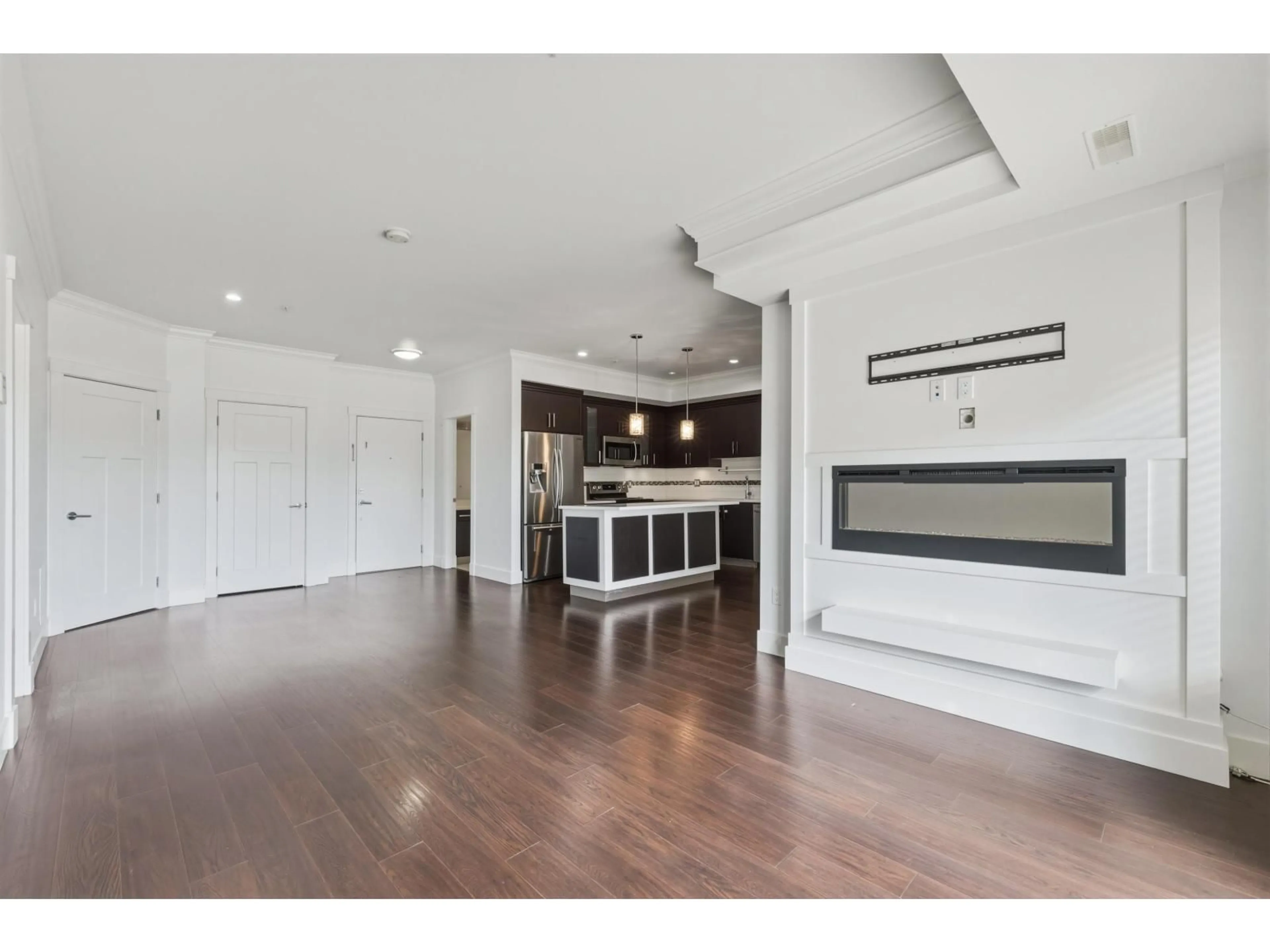 Open concept kitchen, wood/laminate floor for 211 - 14885 60 AVENUE, Surrey British Columbia V3S1R8