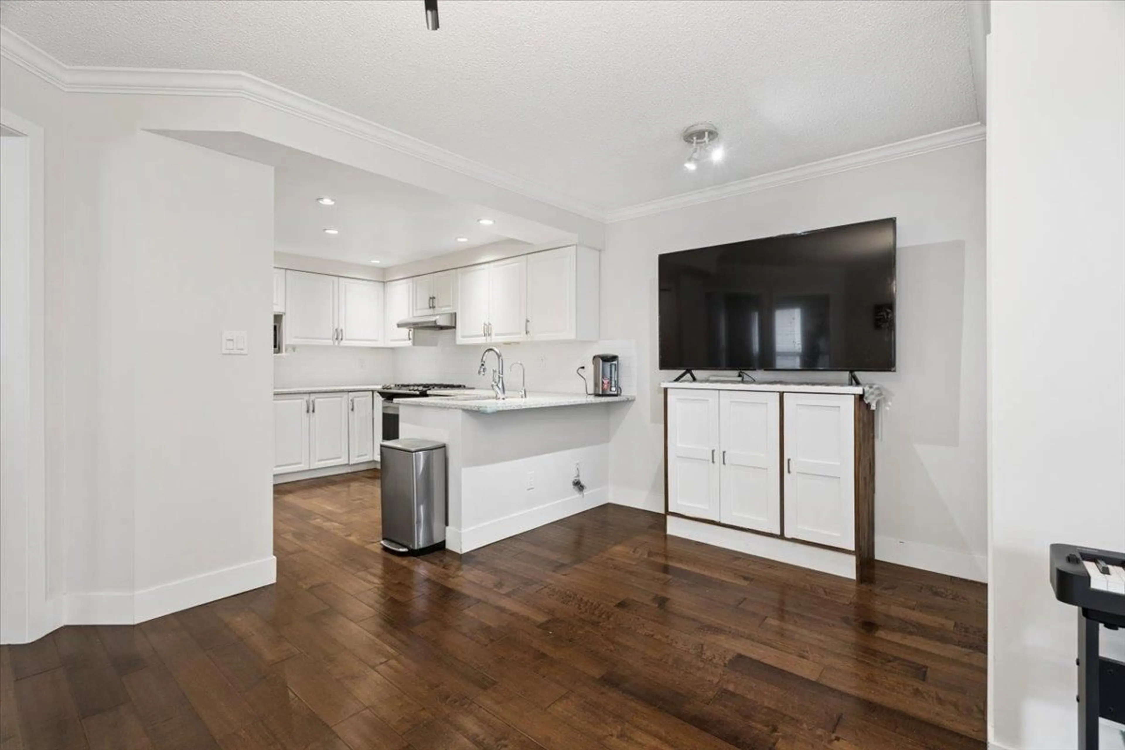 Open concept kitchen, wood/laminate floor for 21 - 6578 121 STREET, Surrey British Columbia V3W0Y5