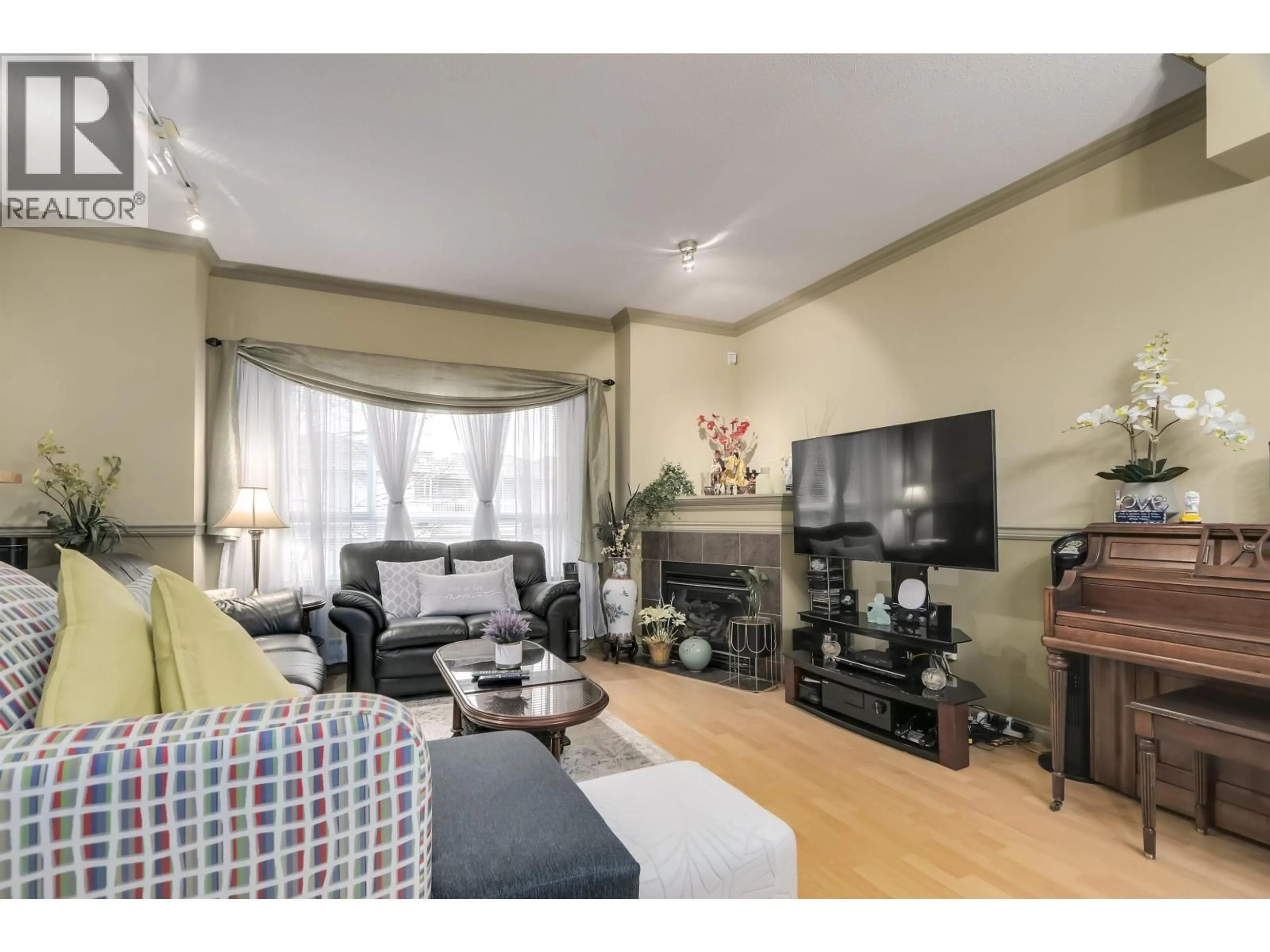 Living room with furniture, wood/laminate floor for 22 - 9288 KEEFER AVENUE, Richmond British Columbia V6Y4K9