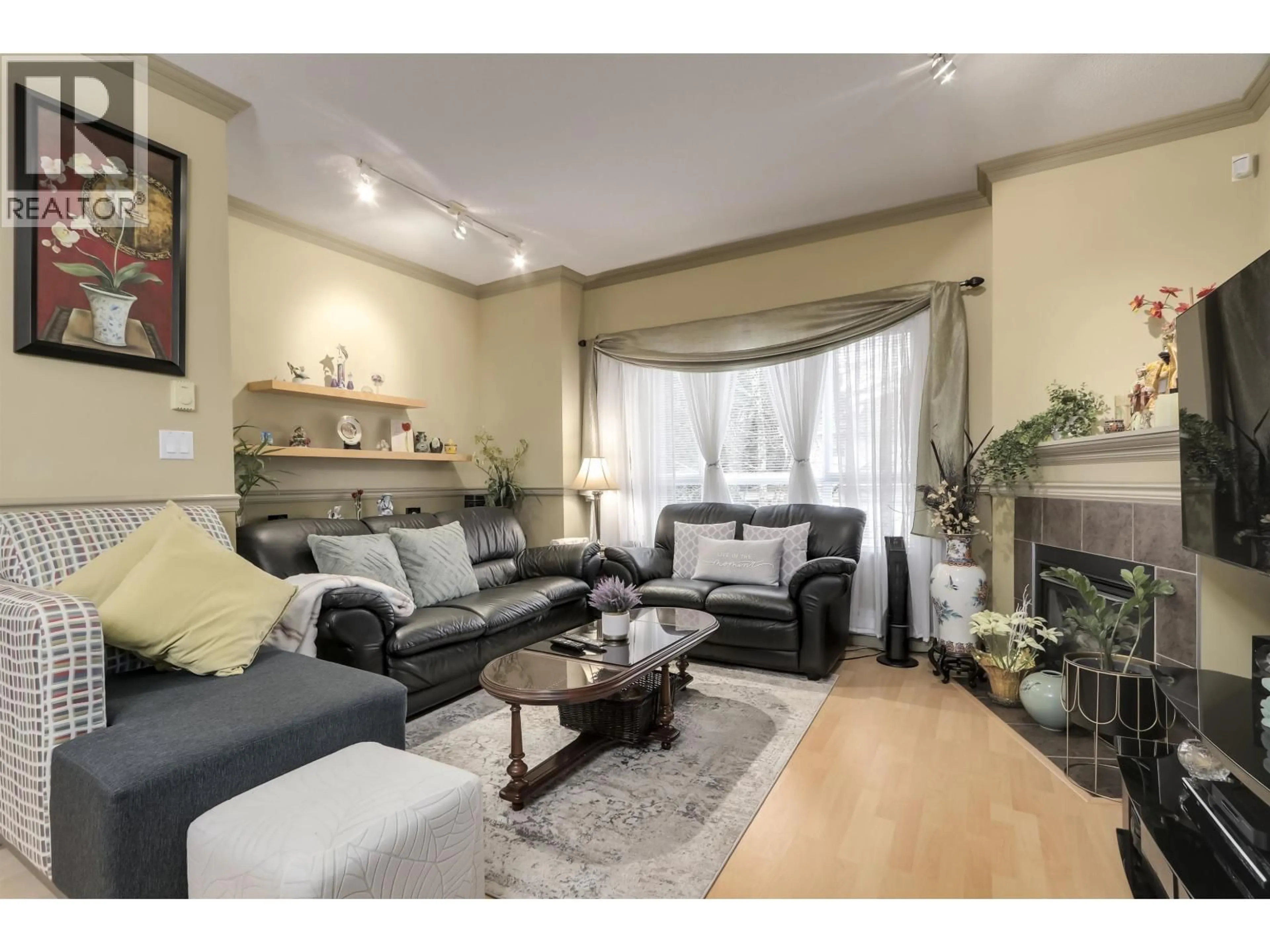 Living room with furniture, wood/laminate floor for 22 - 9288 KEEFER AVENUE, Richmond British Columbia V6Y4K9