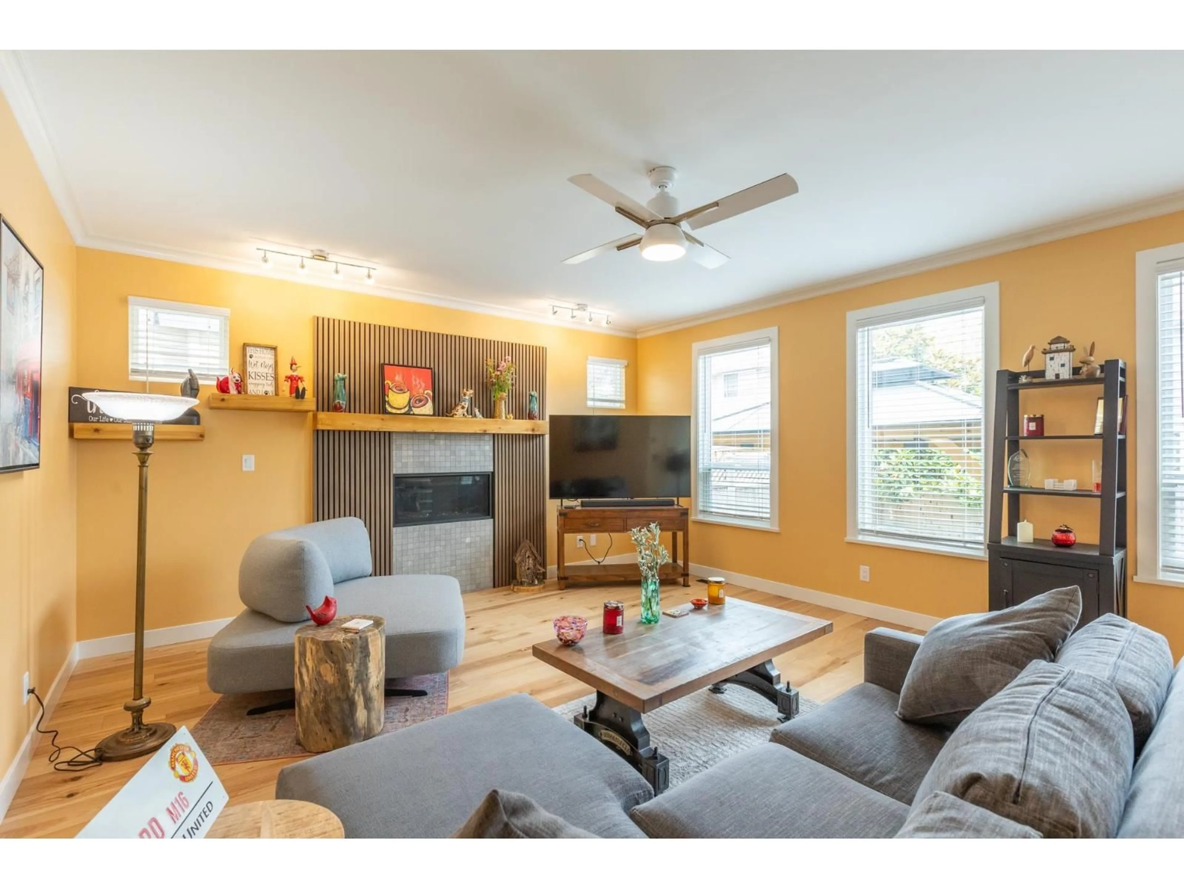 Living room with furniture, wood/laminate floor for 6876 192A STREET, Surrey British Columbia V4N0B7
