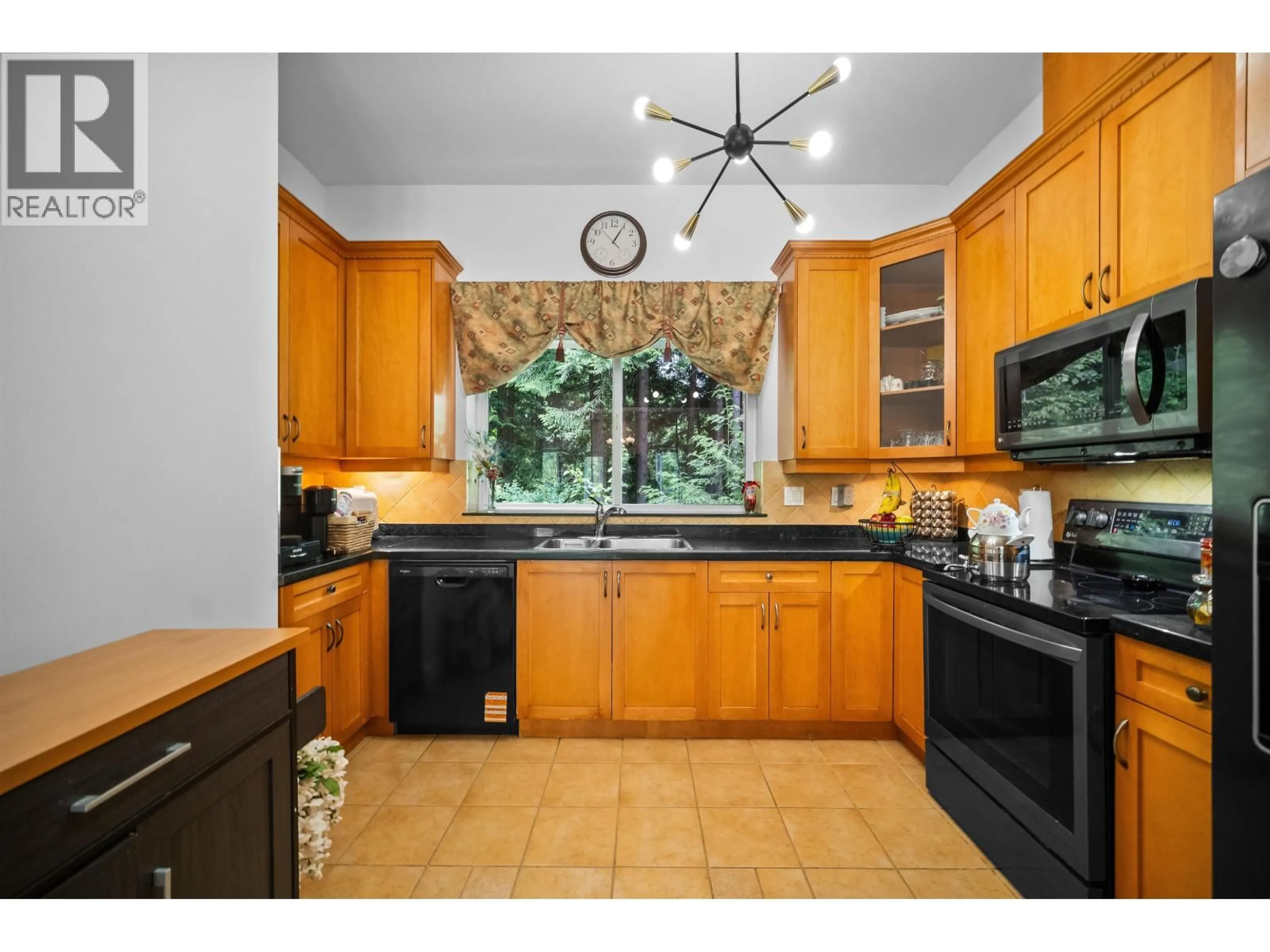 Standard kitchen, ceramic/tile floor for 2253 PARKWAY BOULEVARD, Coquitlam British Columbia V3E3P8