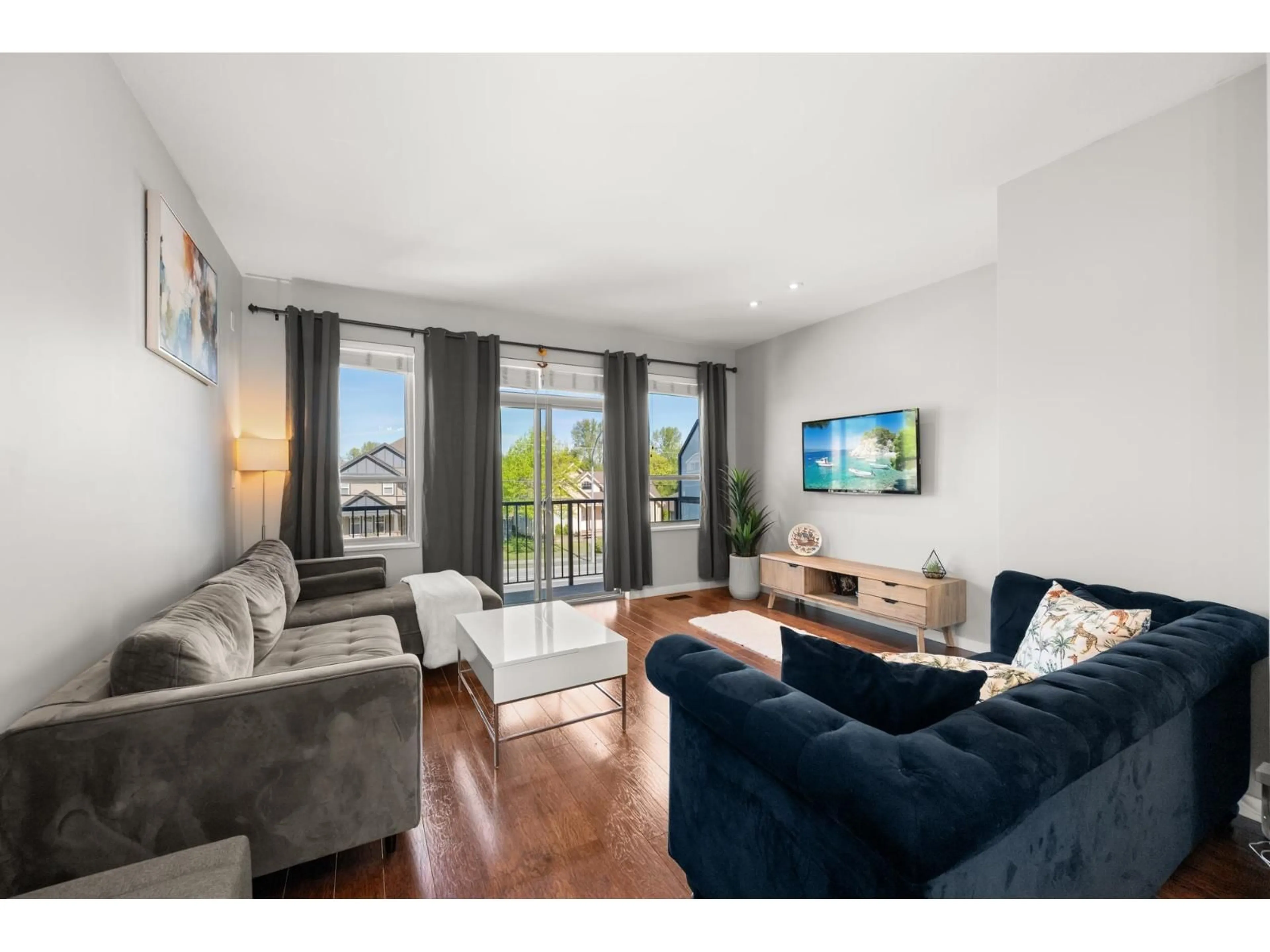 Living room with furniture, wood/laminate floor for 81 - 34248 KING ROAD, Abbotsford British Columbia V2S0B1