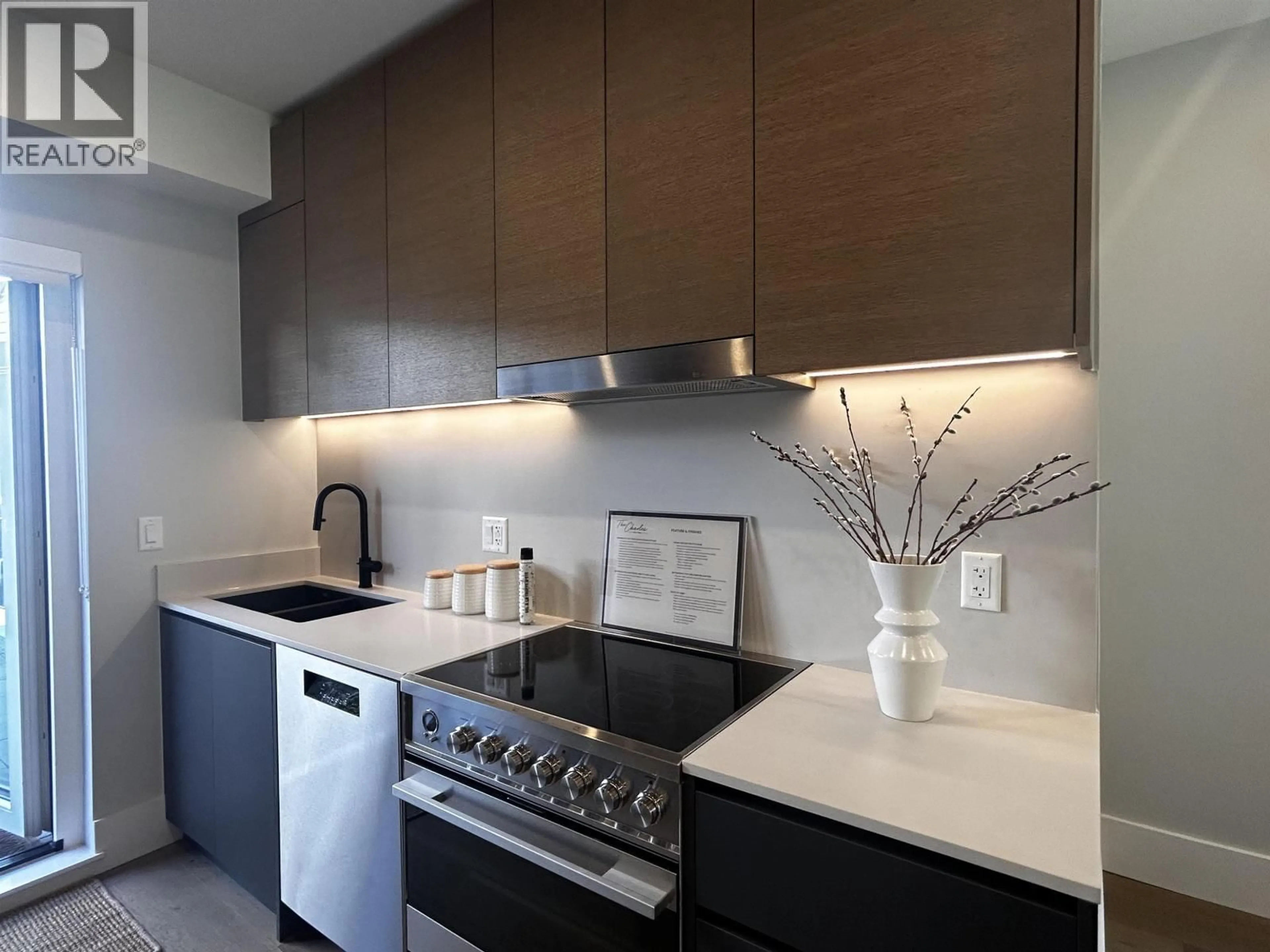 Standard kitchen, ceramic/tile floor for 1341 21ST AVENUE, Vancouver British Columbia V5V1T1