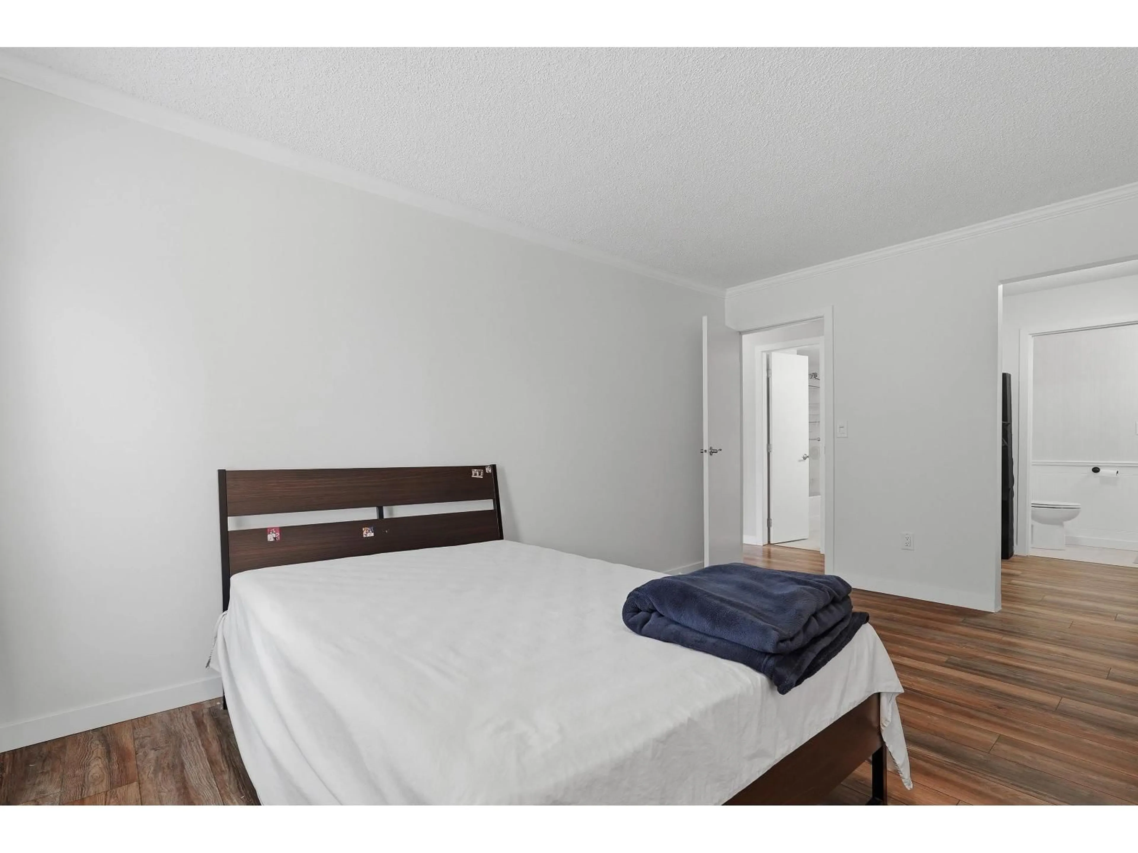Bedroom with bed, wood/laminate floor for 104 - 1437 FOSTER STREET, White Rock British Columbia V4B3X6