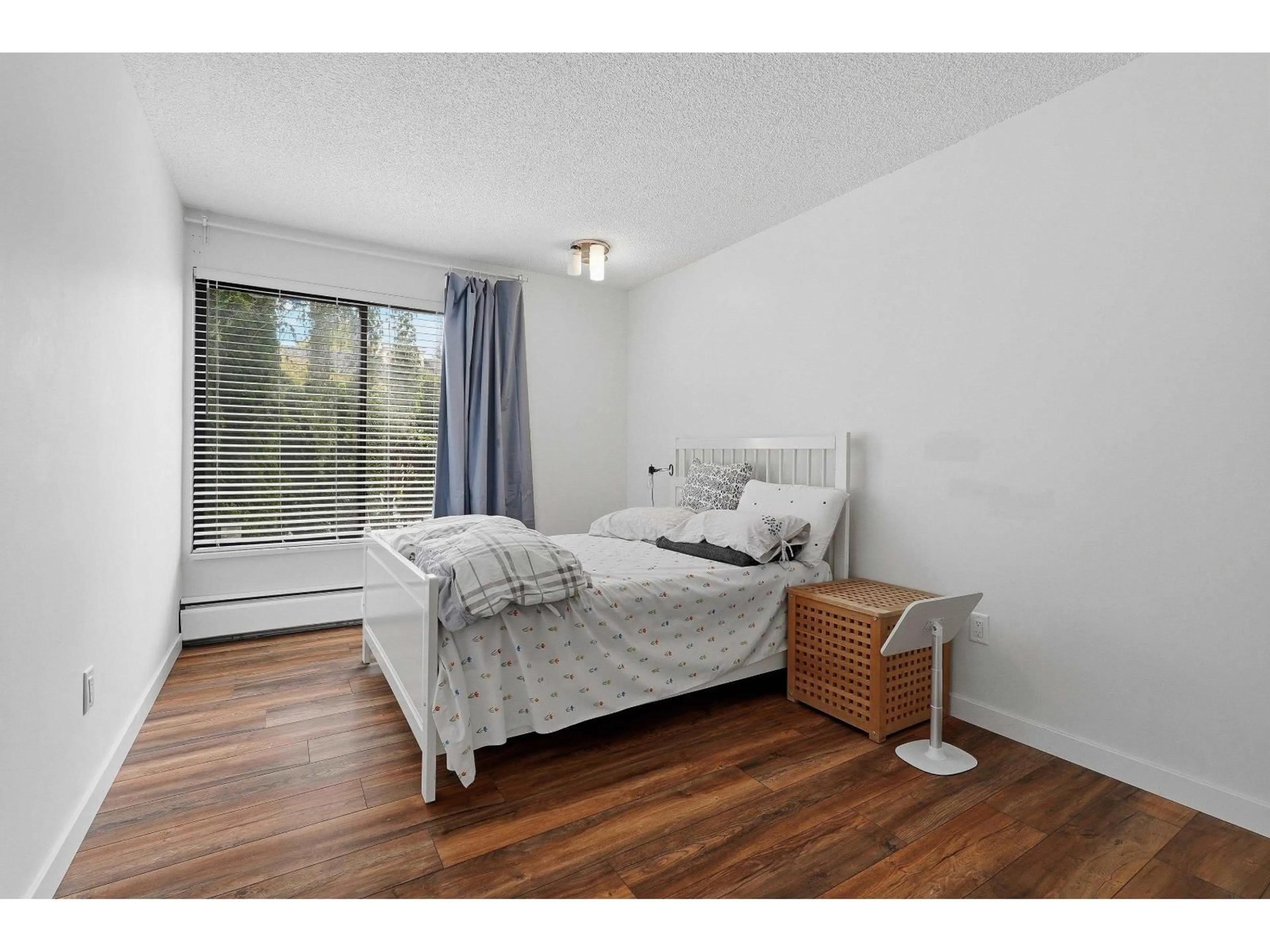 Bedroom with bed, wood/laminate floor for 104 - 1437 FOSTER STREET, White Rock British Columbia V4B3X6
