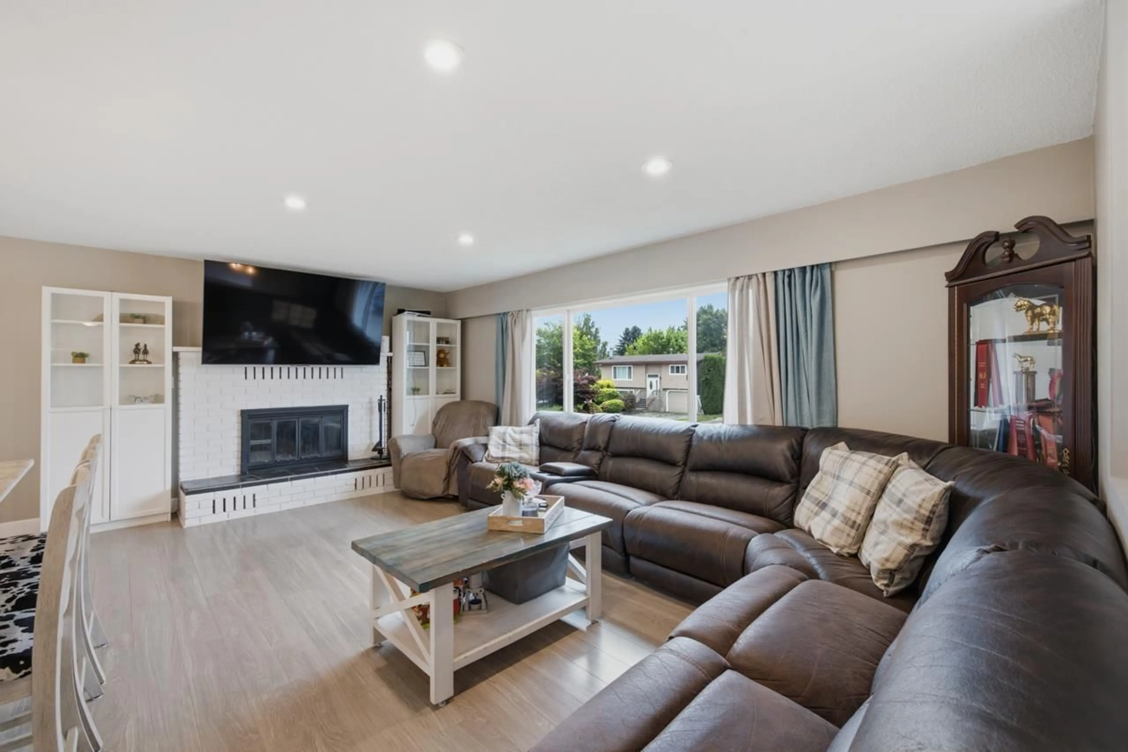 Living room with furniture, unknown for 8762 CORNWALL CRESCENT, Chilliwack British Columbia V2P7E6