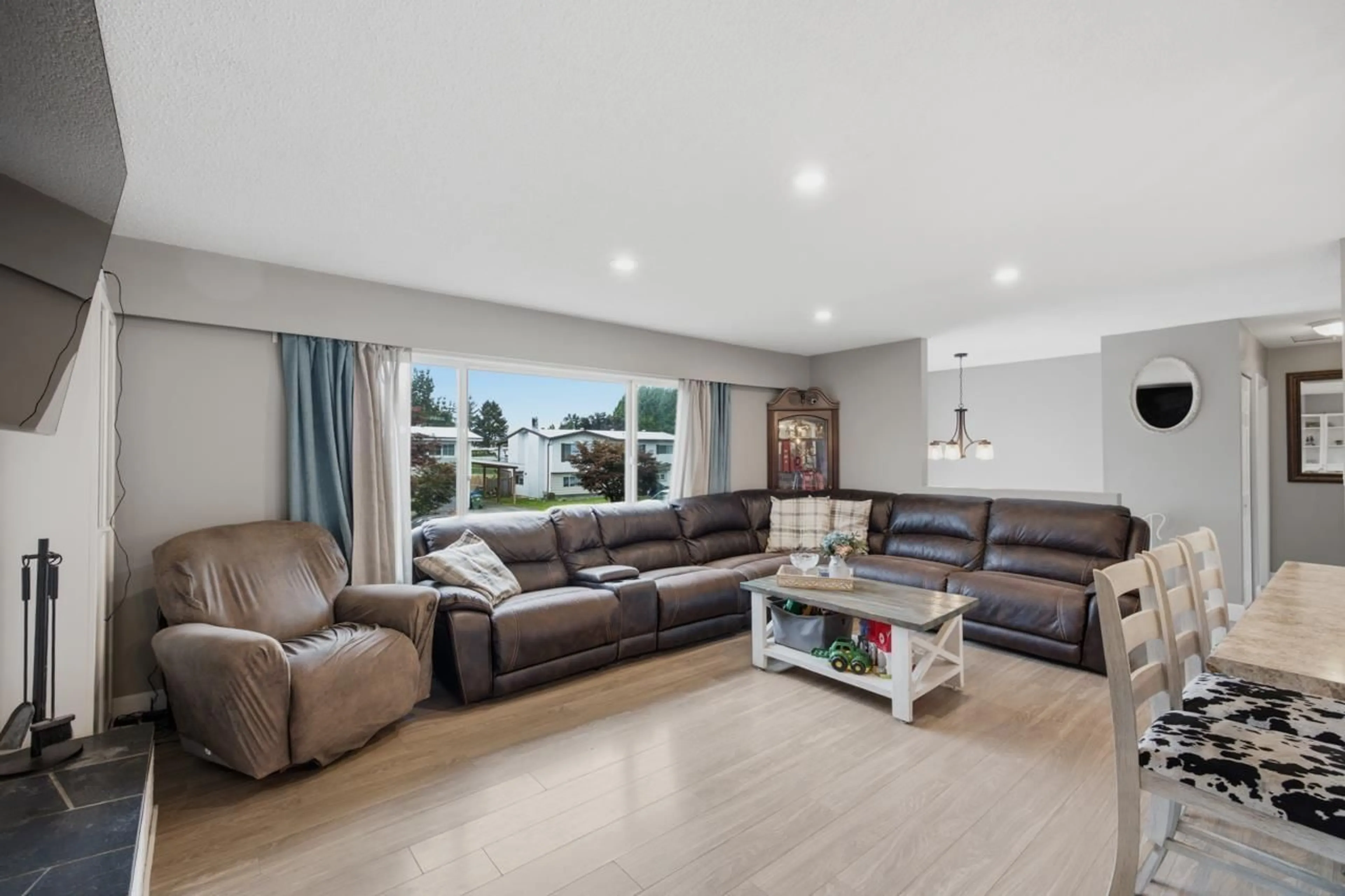 Living room with furniture, unknown for 8762 CORNWALL CRESCENT, Chilliwack British Columbia V2P7E6