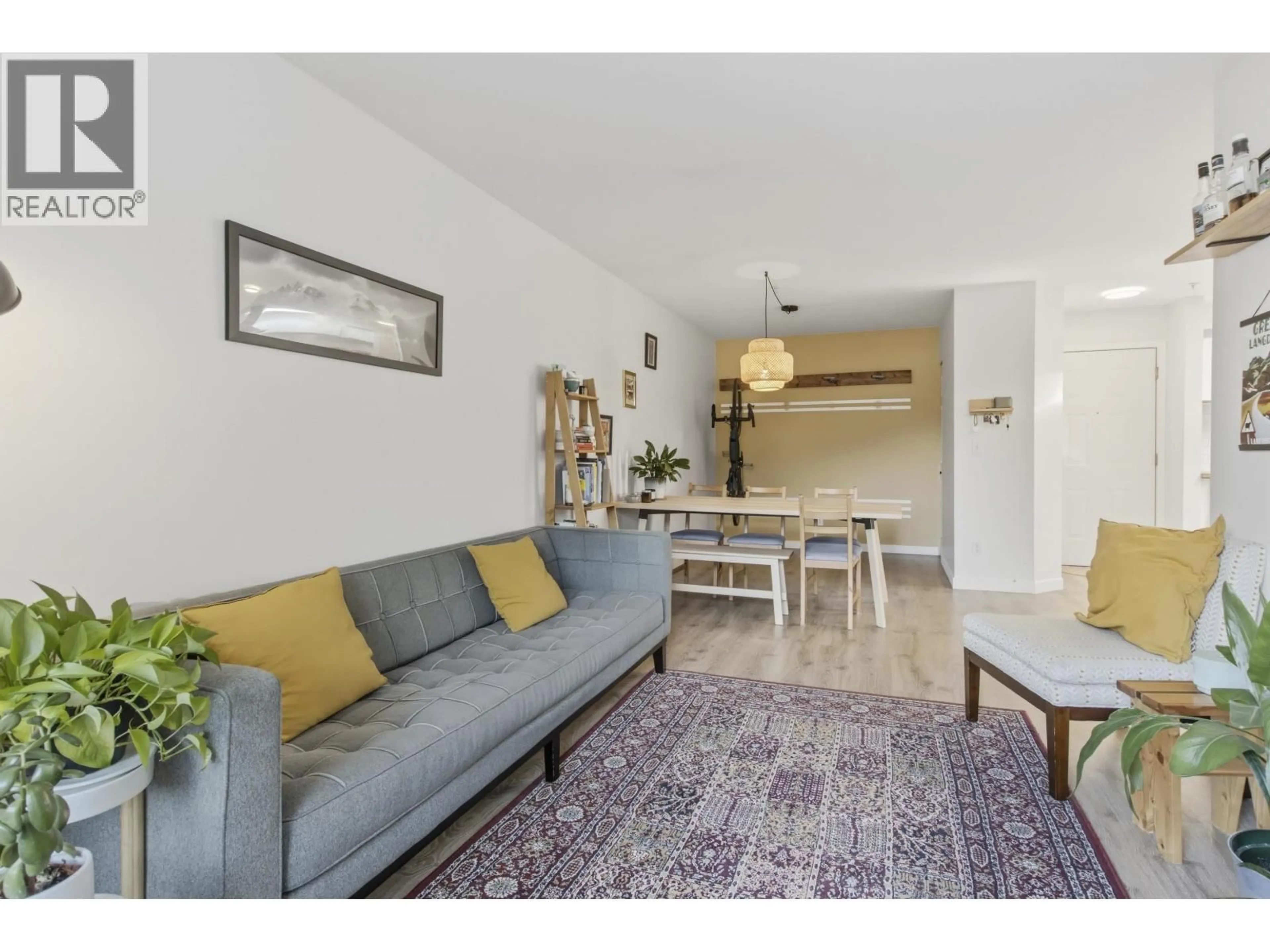 Living room with furniture, unknown for 304 - 40140 WILLOW CRESCENT, Squamish British Columbia V8B0M1