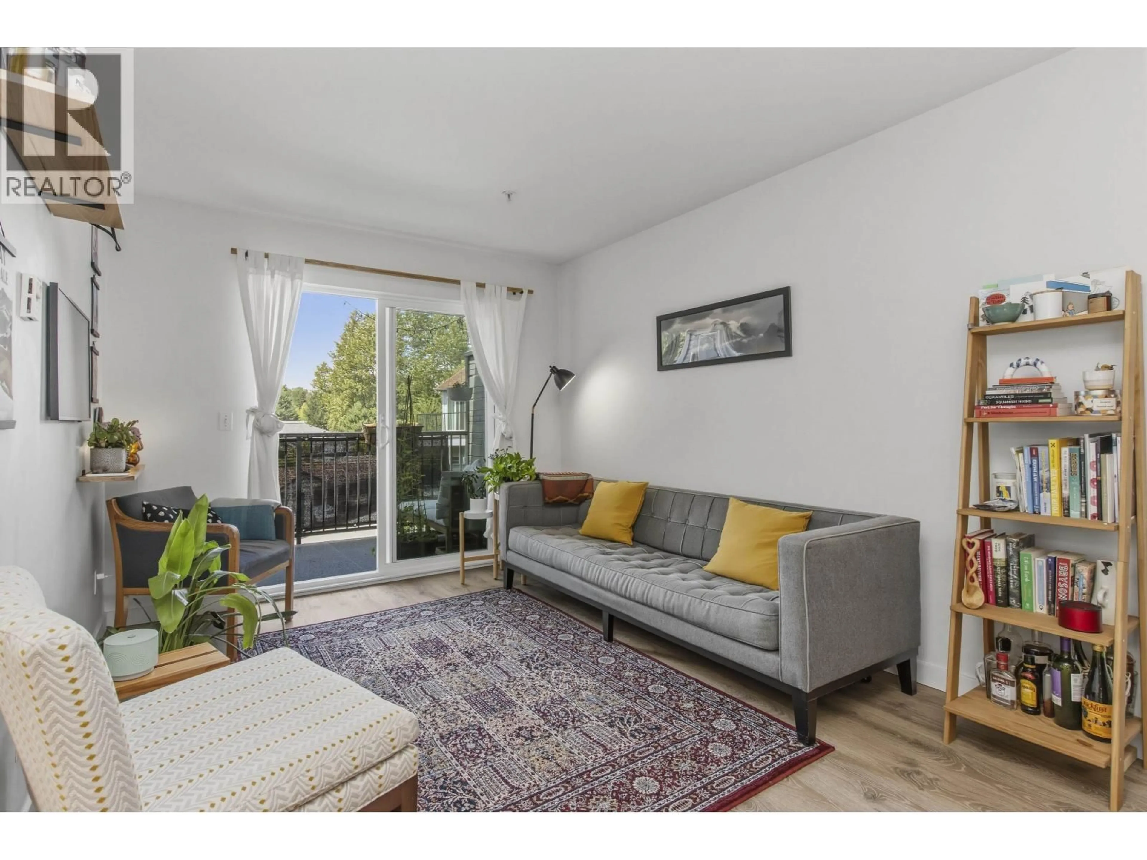 Living room with furniture, unknown for 304 - 40140 WILLOW CRESCENT, Squamish British Columbia V8B0M1