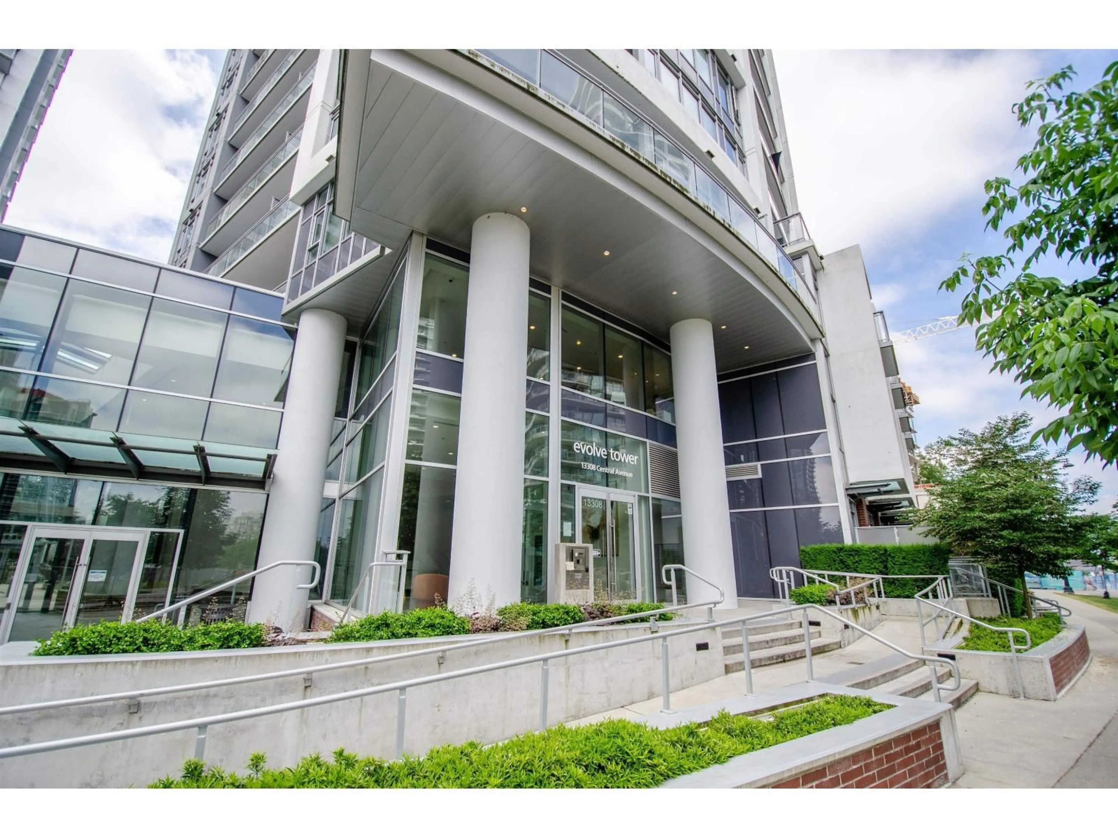 Indoor foyer for 2506 - 13308 CENTRAL AVENUE, Surrey British Columbia V3T0M4