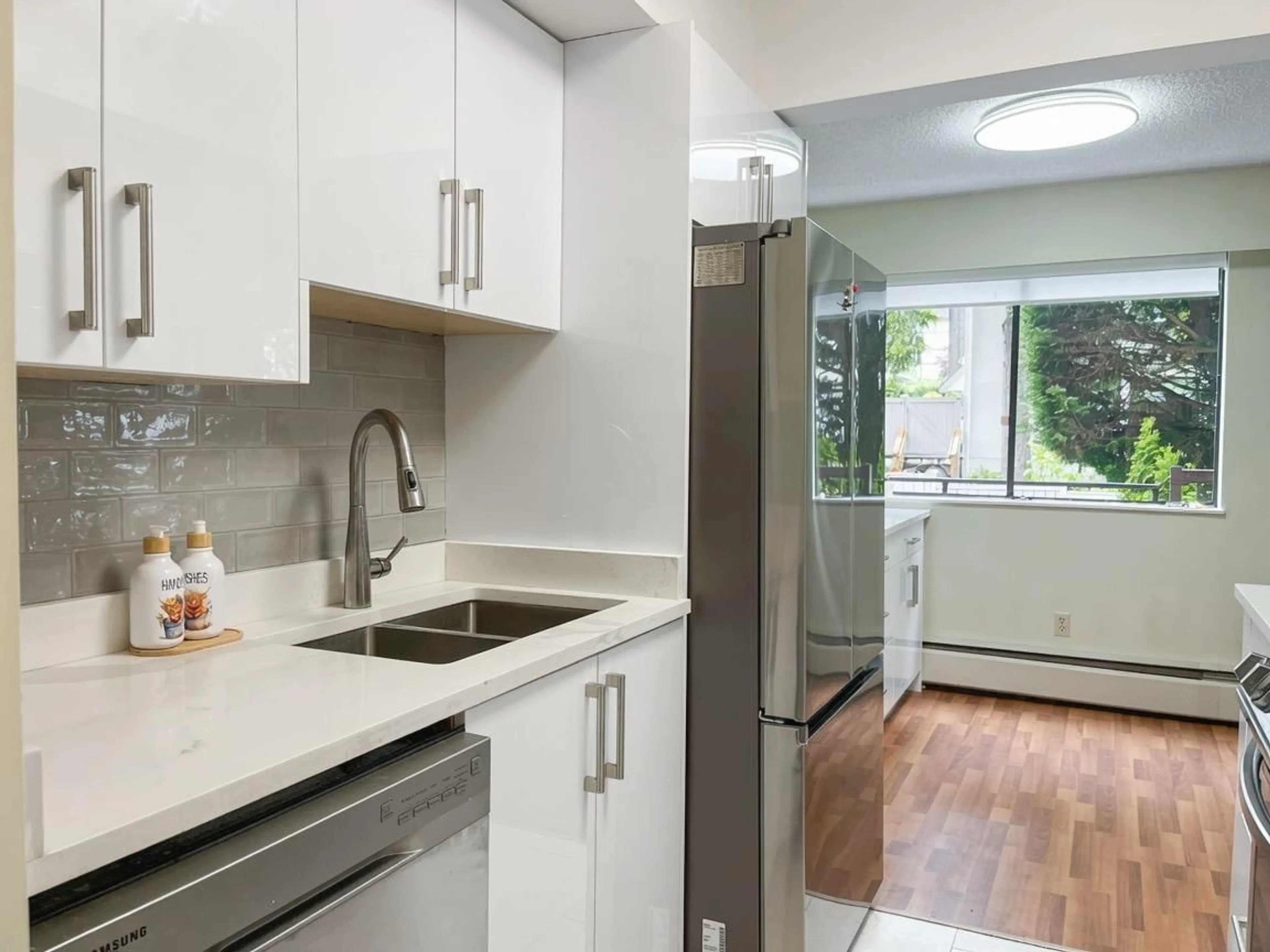 Standard kitchen, ceramic/tile floor for 106 - 1360 MARTIN STREET, White Rock British Columbia V4B3W5