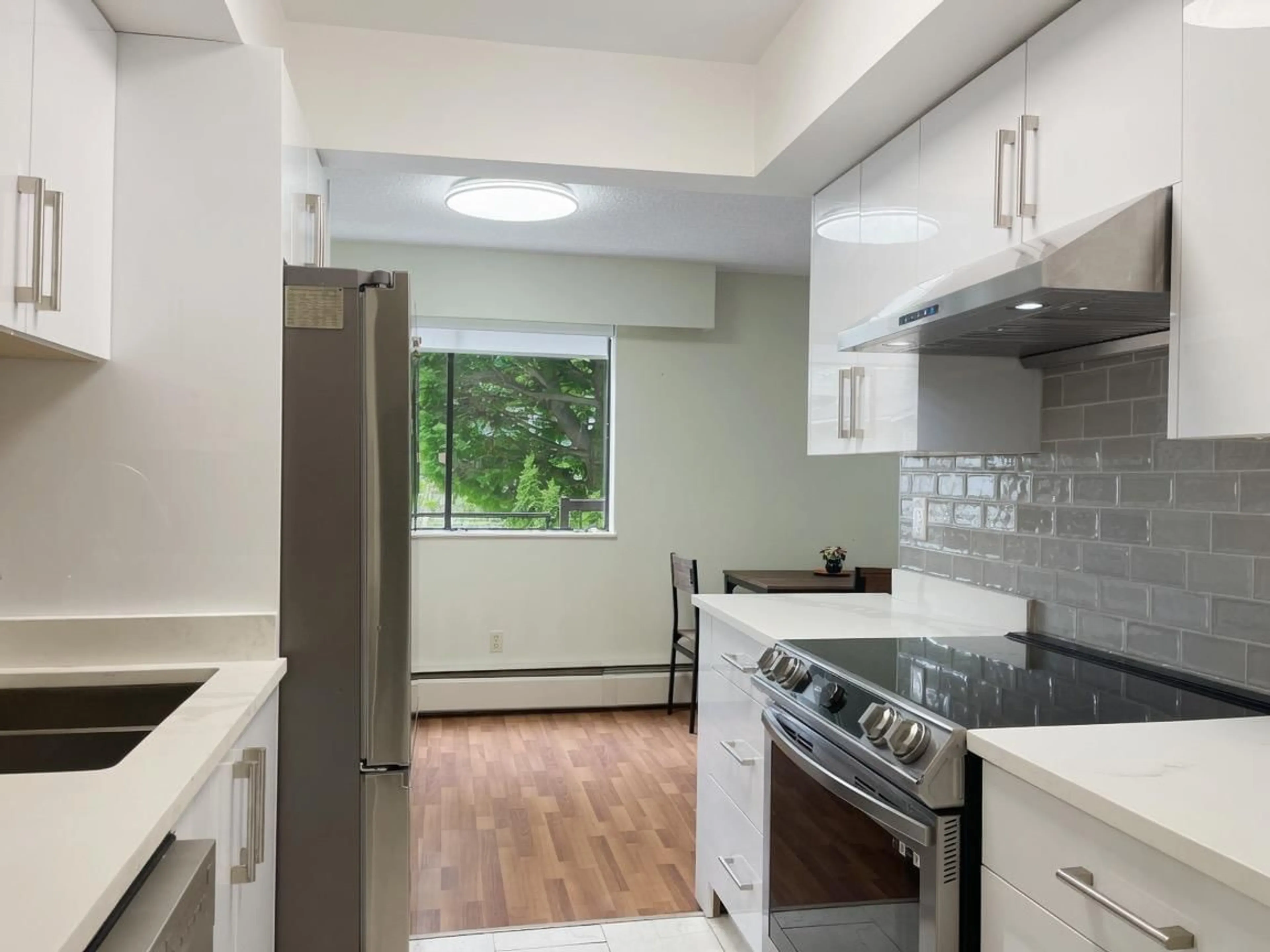 Standard kitchen, unknown for 106 - 1360 MARTIN STREET, White Rock British Columbia V4B3W5