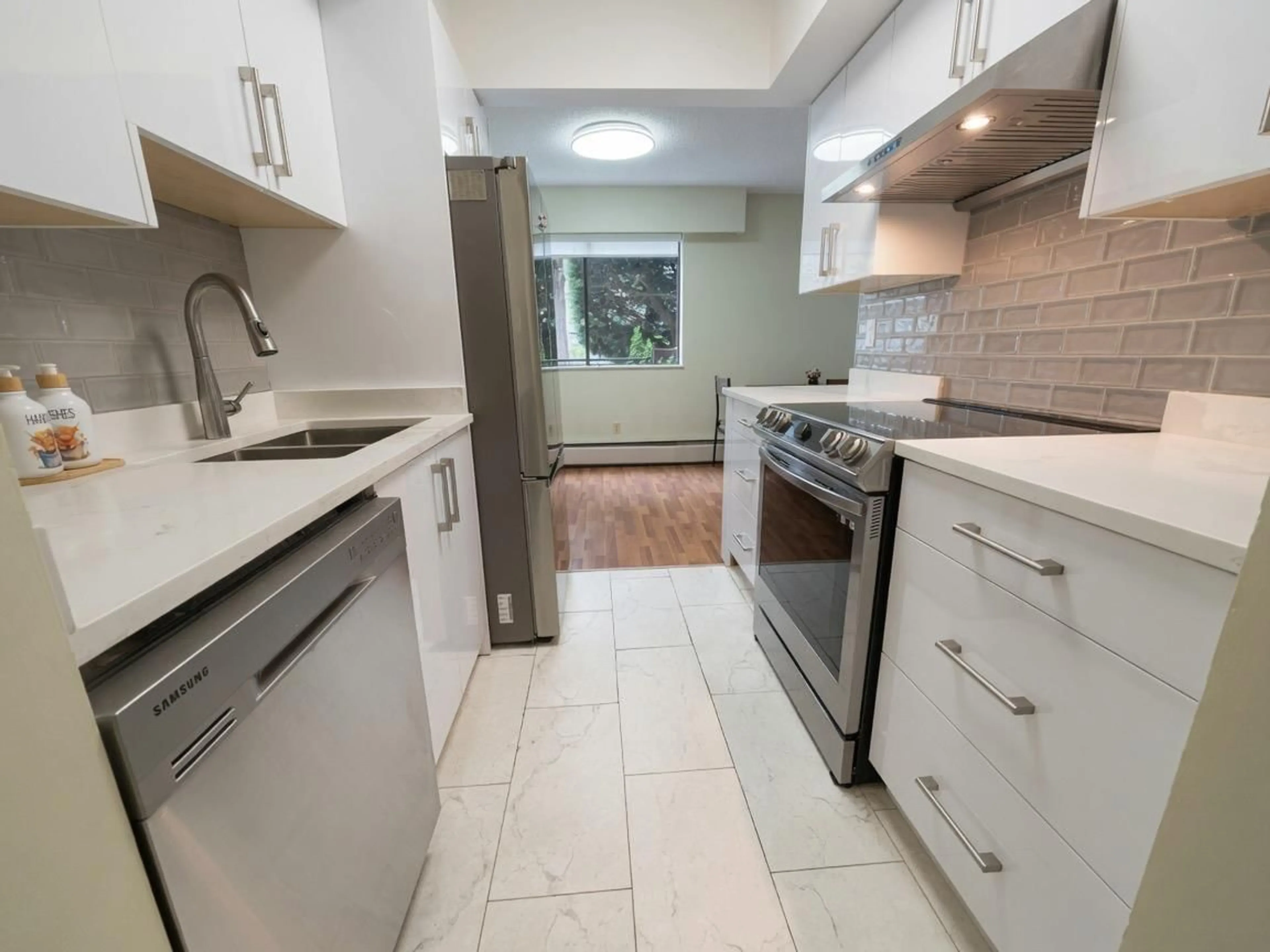 Standard kitchen, ceramic/tile floor for 106 - 1360 MARTIN STREET, White Rock British Columbia V4B3W5