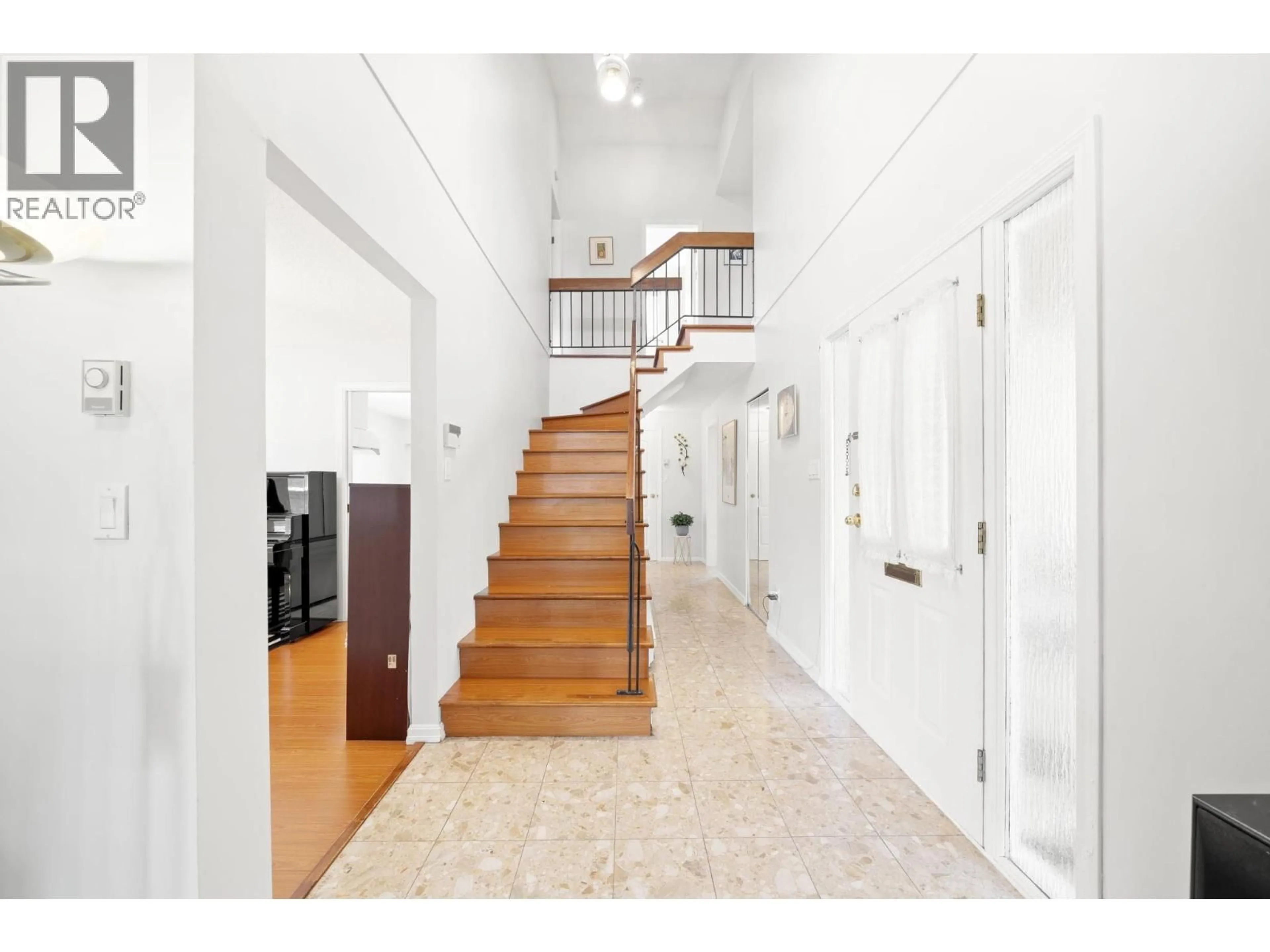 Indoor foyer for 10311 HOLLYMOUNT DRIVE, Richmond British Columbia V7E4S2