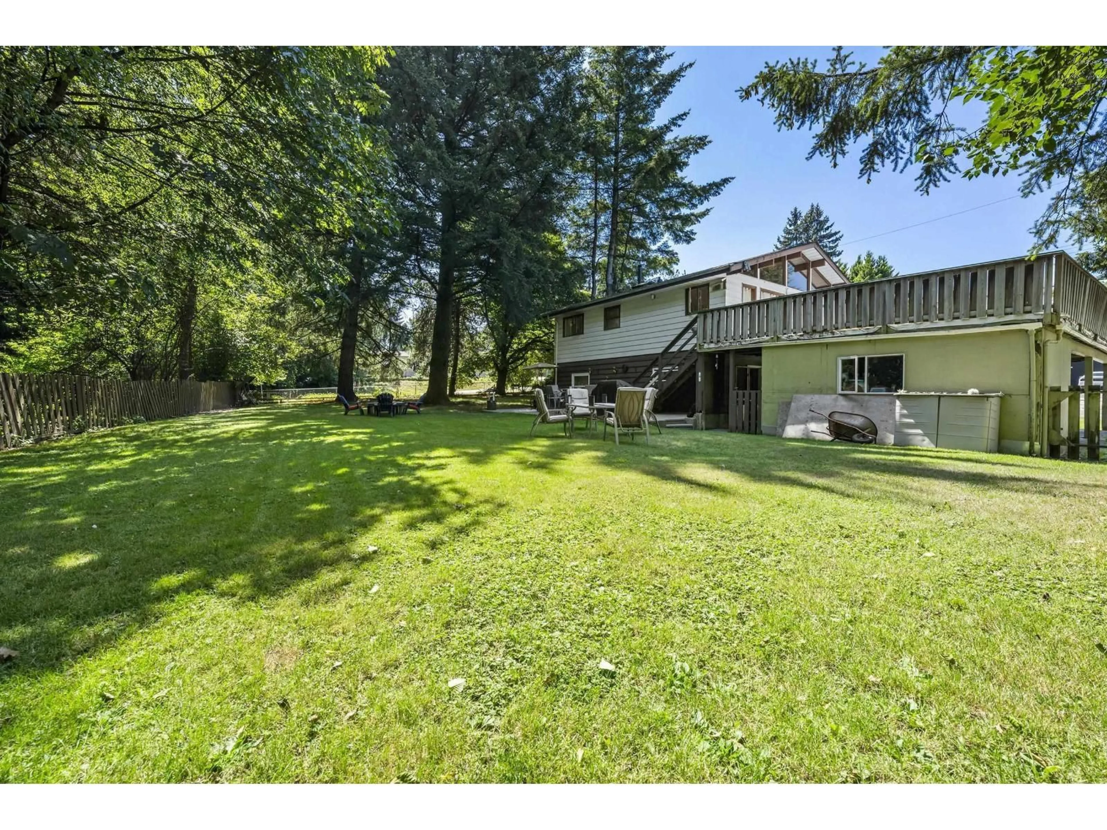 A pic from outside/outdoor area/front of a property/back of a property/a pic from drone, unknown for 7876 139A STREET, Surrey British Columbia V3W5H5