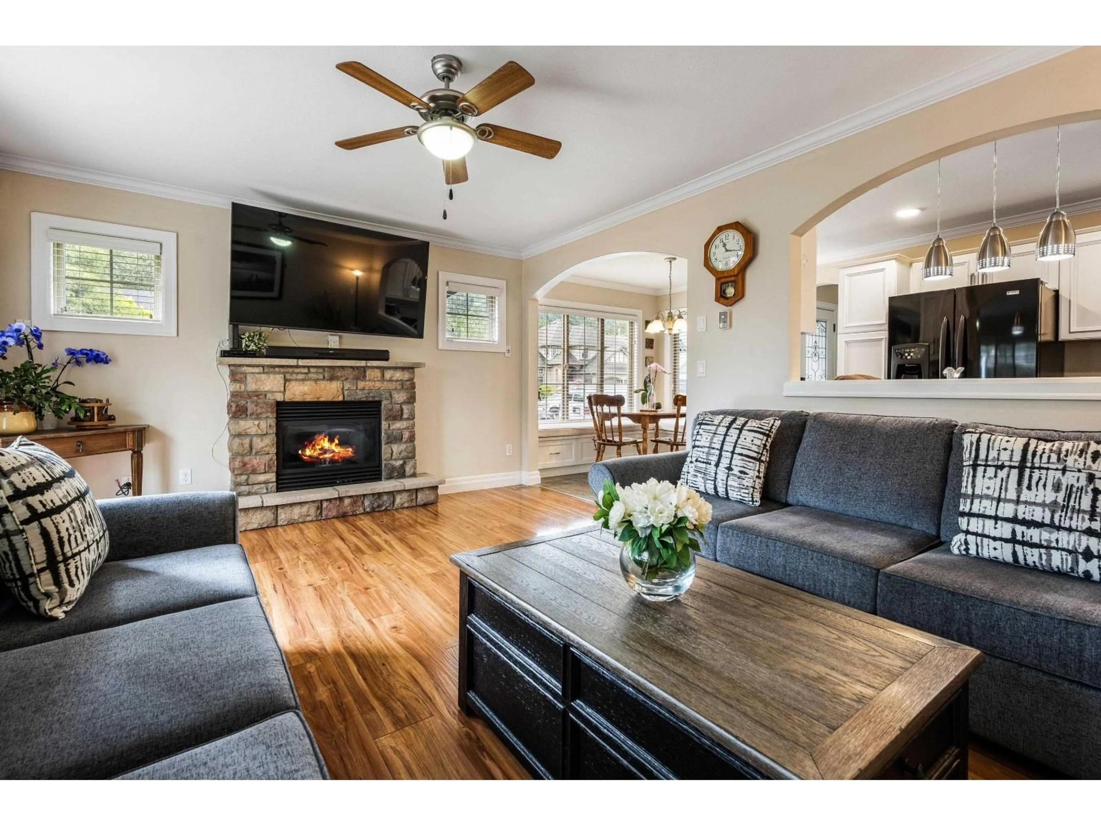 Living room with furniture, wood/laminate floor for 74 - 44523 MCLAREN DRIVE, Chilliwack British Columbia V2R0C2