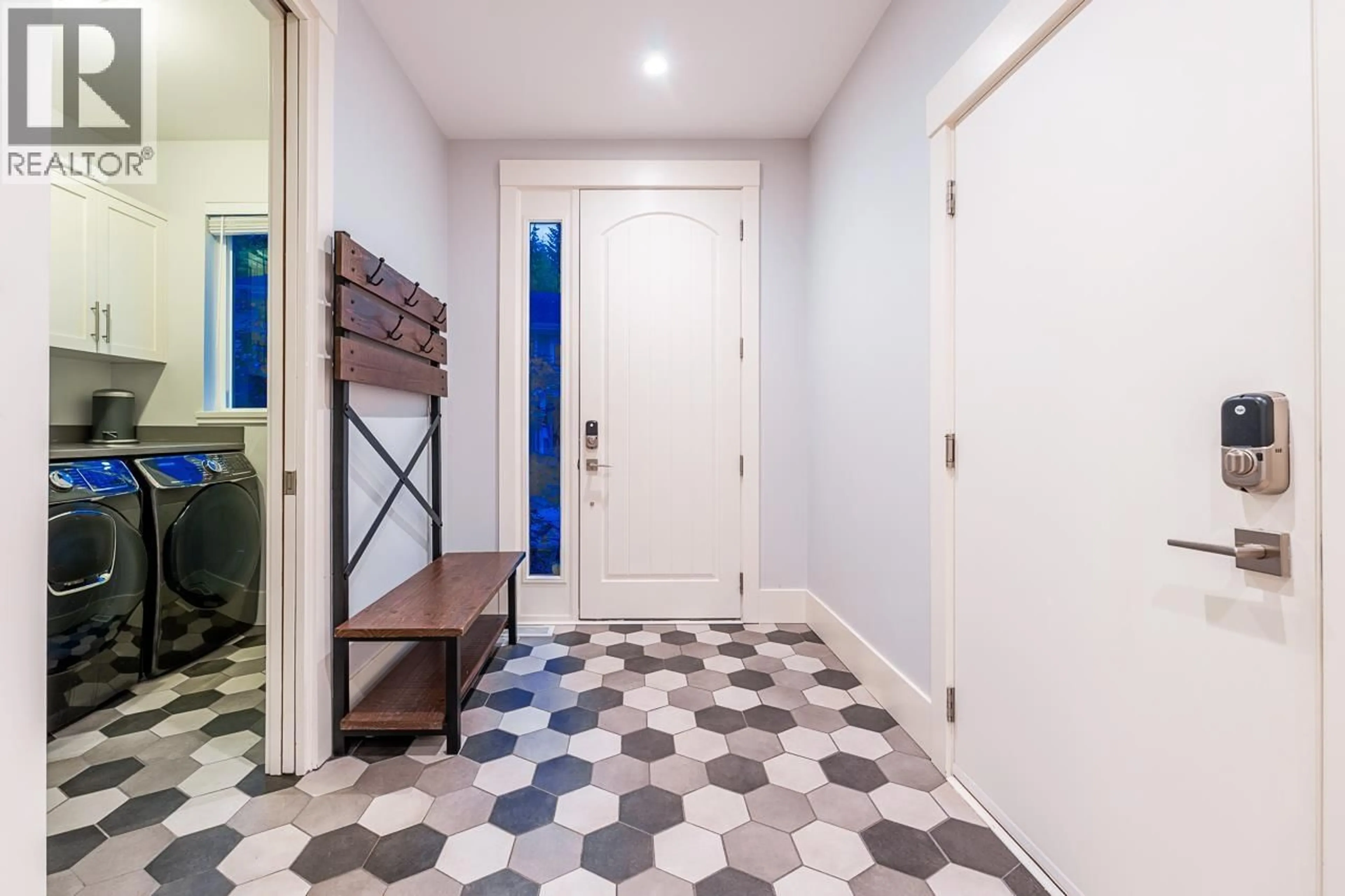 Indoor entryway for 30 - 3295 SUNNYSIDE ROAD, Anmore British Columbia V3H4Z4